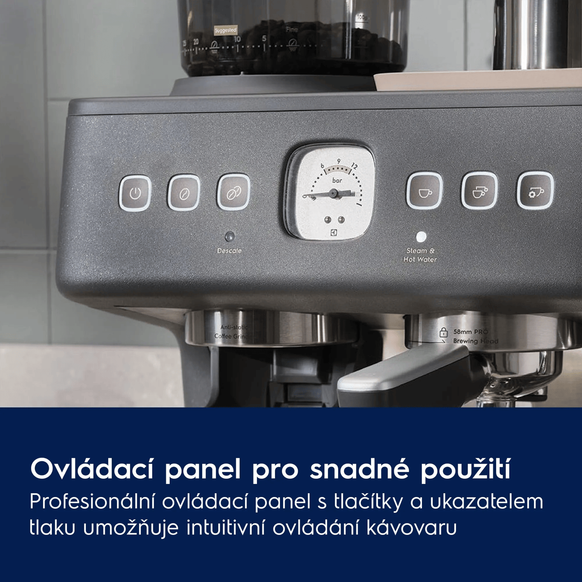 Pannello di controllo macchina caffè con pulsanti e manometro. Macinacaffè sopra.