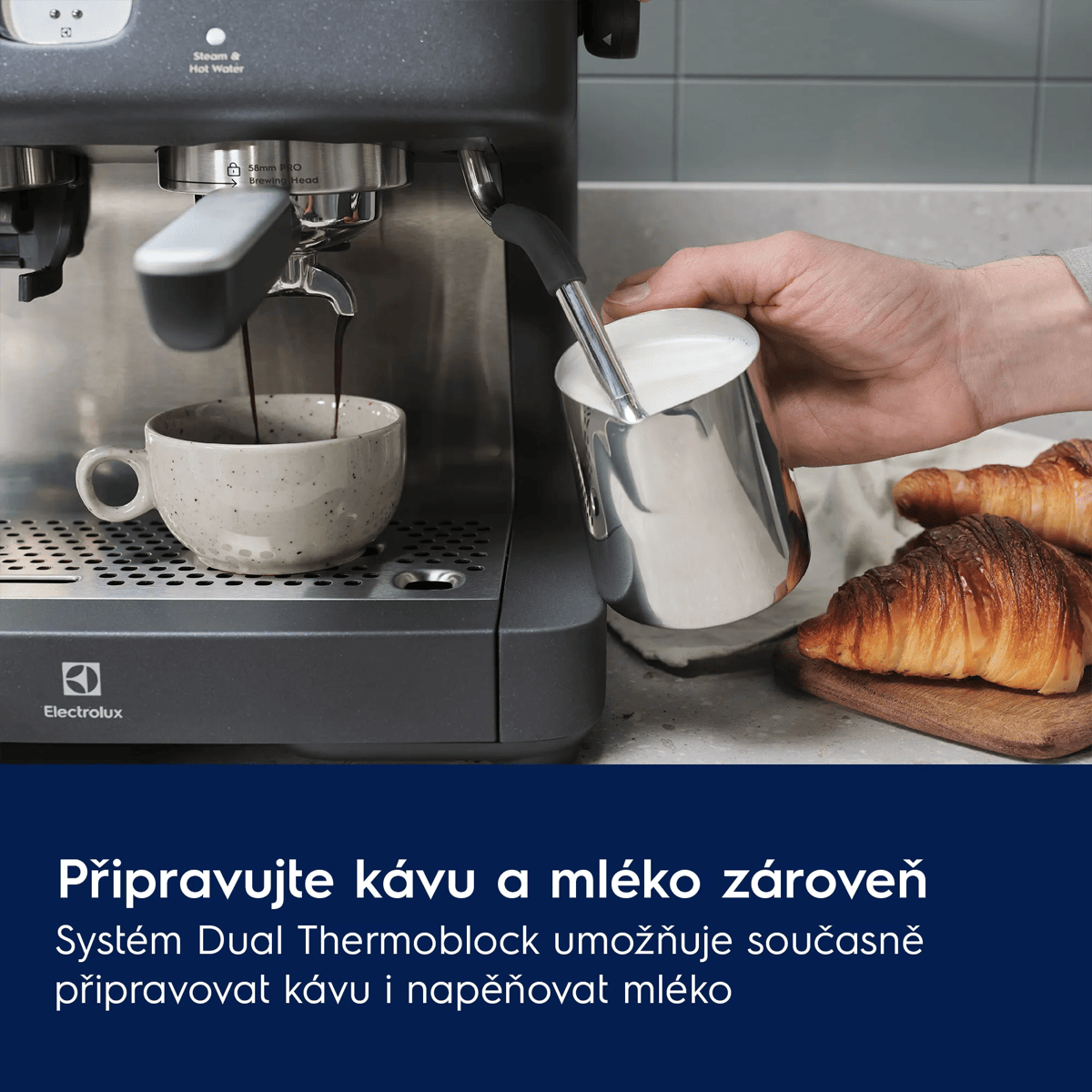 Macchina per caffè espresso prepara caffè in tazza, monta latte. Croissant sullo sfondo.