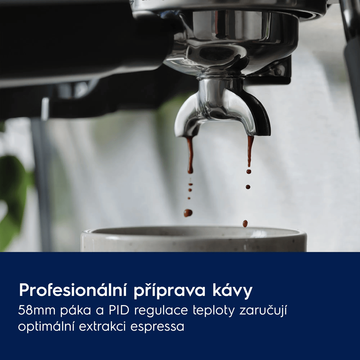 Macchina per espresso che prepara caffè in una tazza, gocce cadono dal portafiltro.