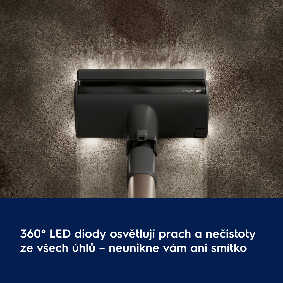 Testata scura aspirapolvere con luci LED pulisce un muro sporco.