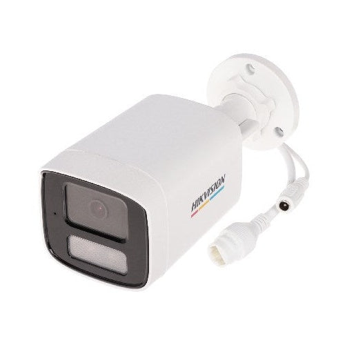 Una telecamera di sicurezza Hikvision bianca con alloggiamento e cavi neri.