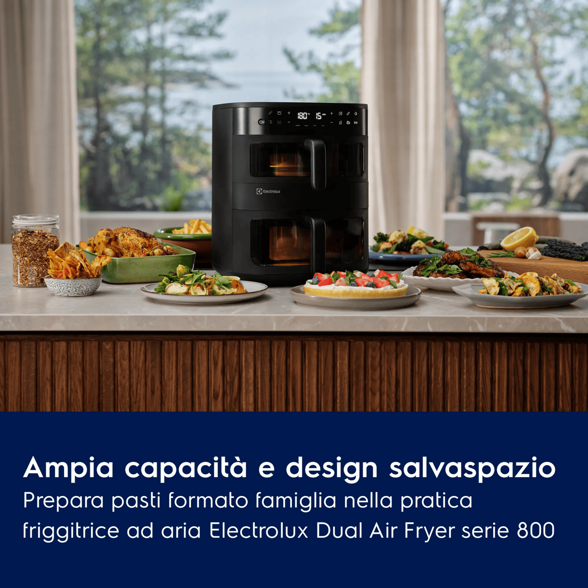 Una friggitrice ad aria doppia Electrolux nera su un bancone circondata da vari piatti.