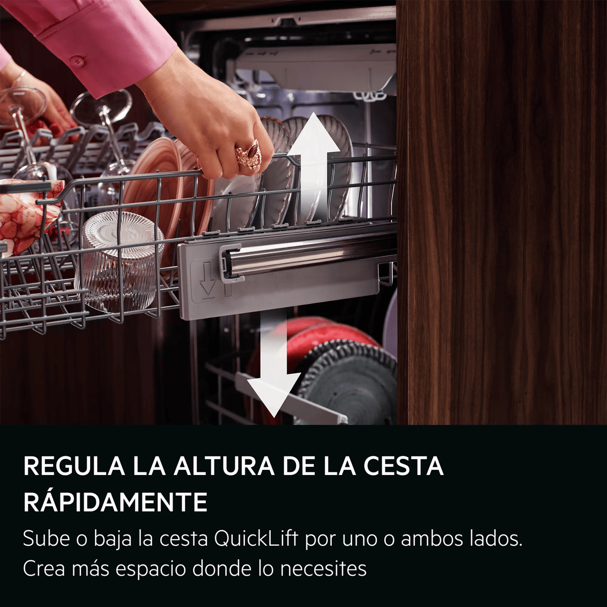 Una mano ajusta la altura de la cesta del lavavajillas. Flechas indican subir/bajar.