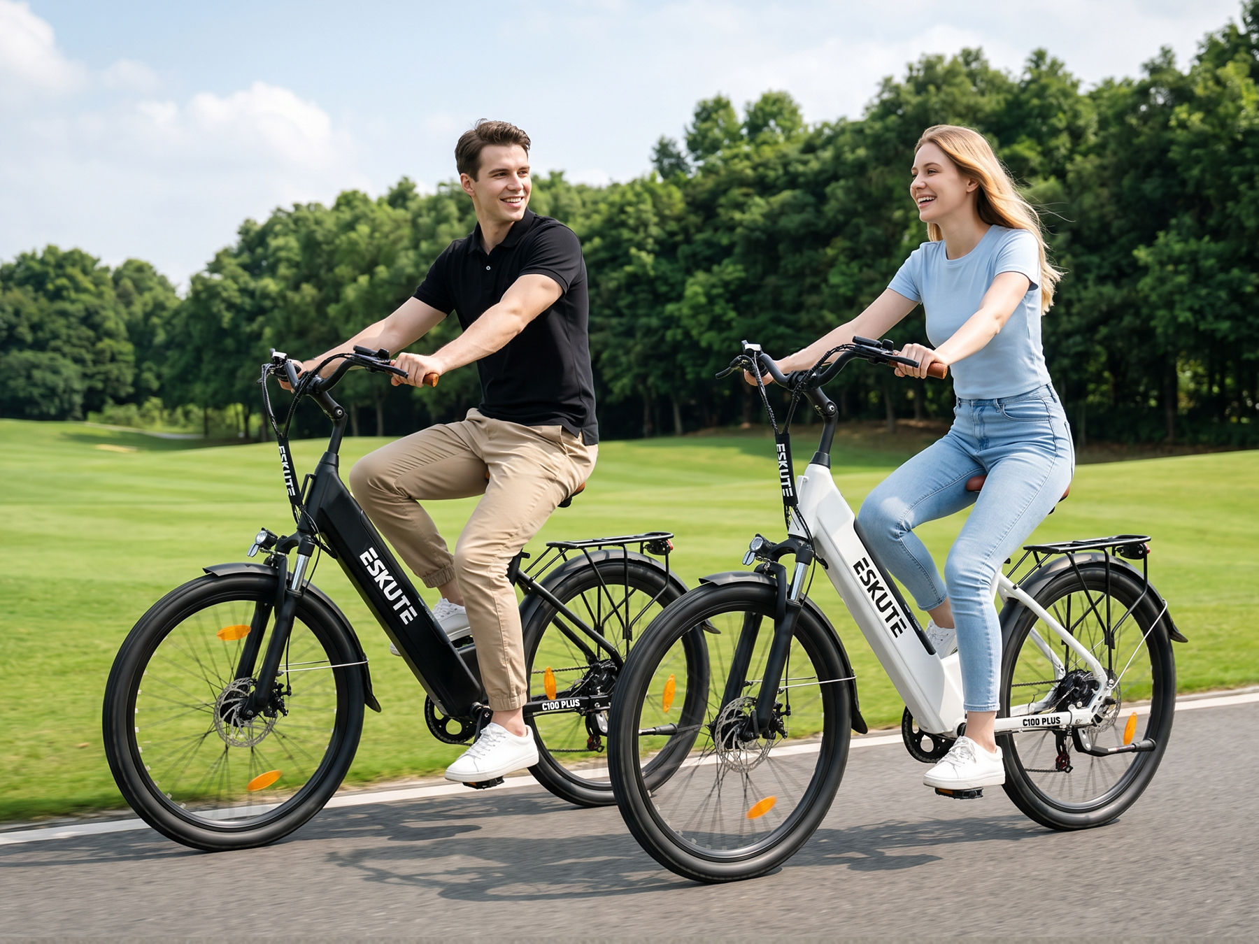 Uomo e donna in bicicletta elettrica su strada con colline verdi.