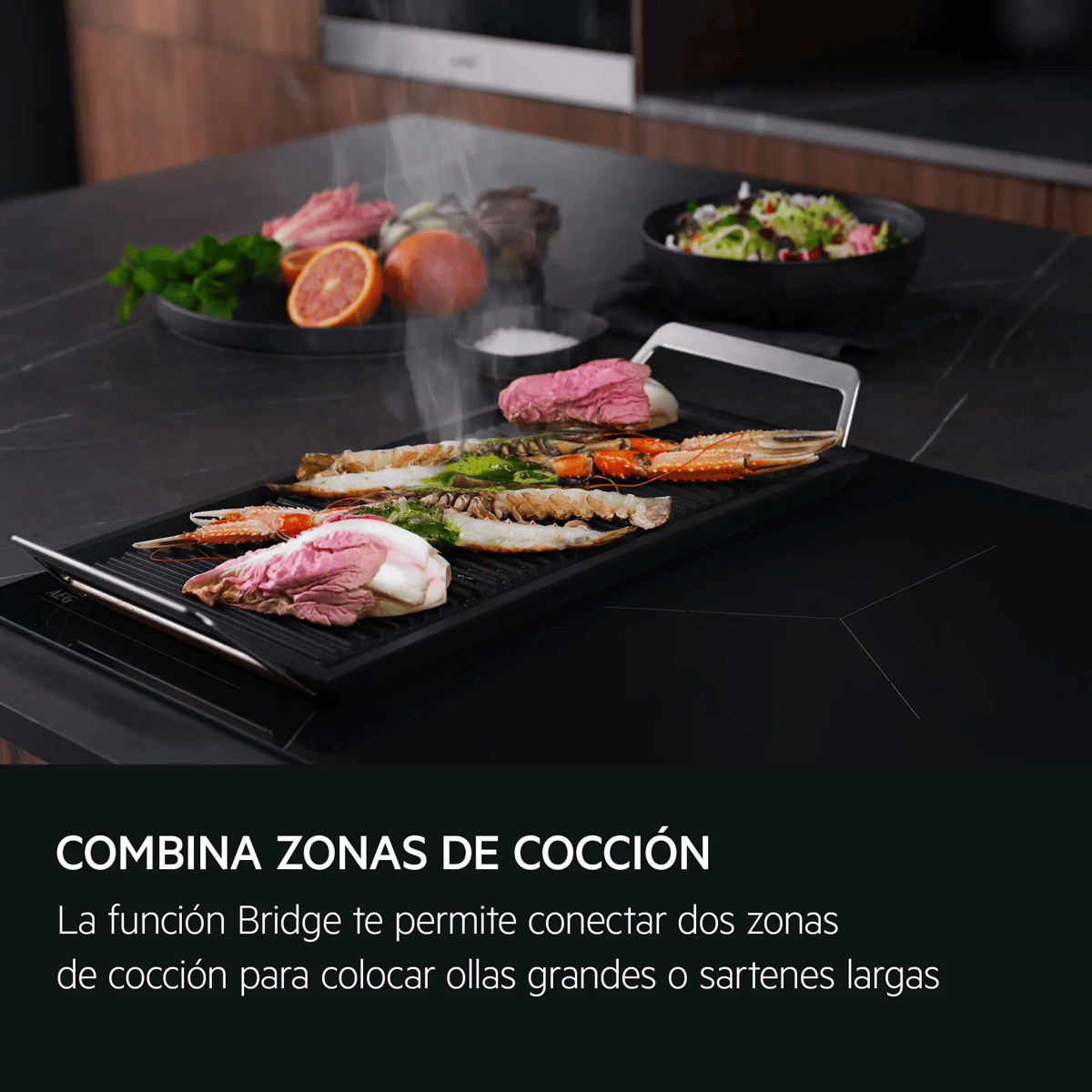 Carne y marisco a la parrilla con ensalada al lado.