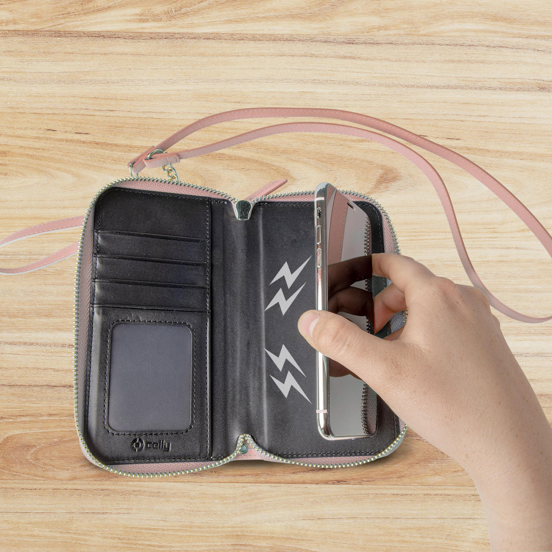 Una mano inserisce uno smartphone in un portafoglio rosa aperto con slot per carte.