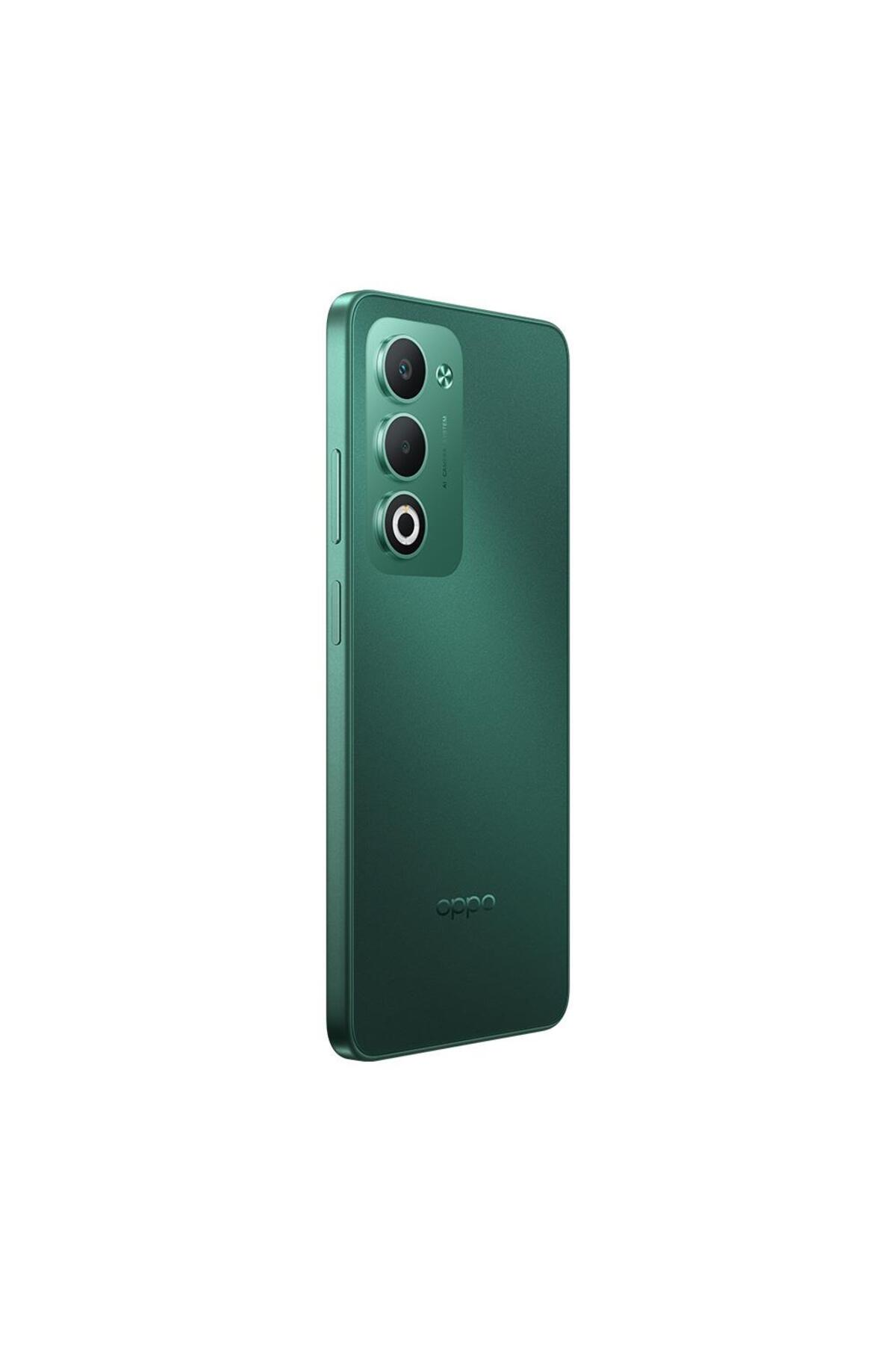 Üç arka kamerası ve OPPO logosu bulunan yeşil akıllı telefon.