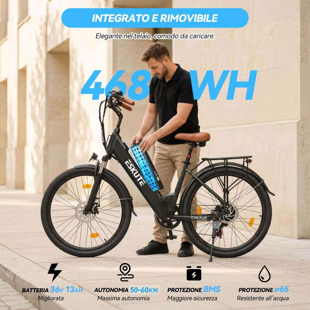Un uomo rimuove una batteria rimovibile da una bicicletta elettrica nera.