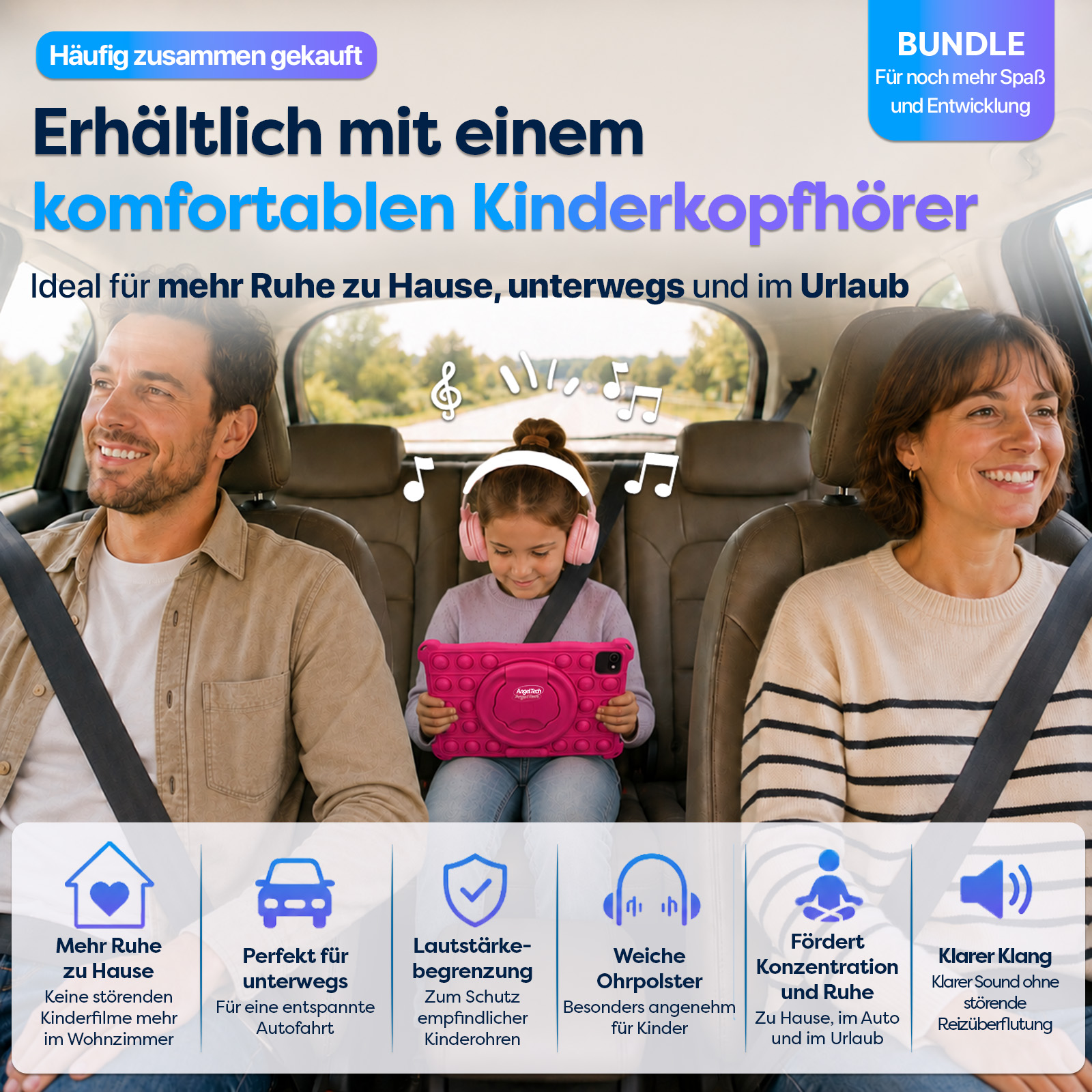 Familie im Auto mit Kopfhörern. Kind spielt auf Tablet, Eltern lächeln.