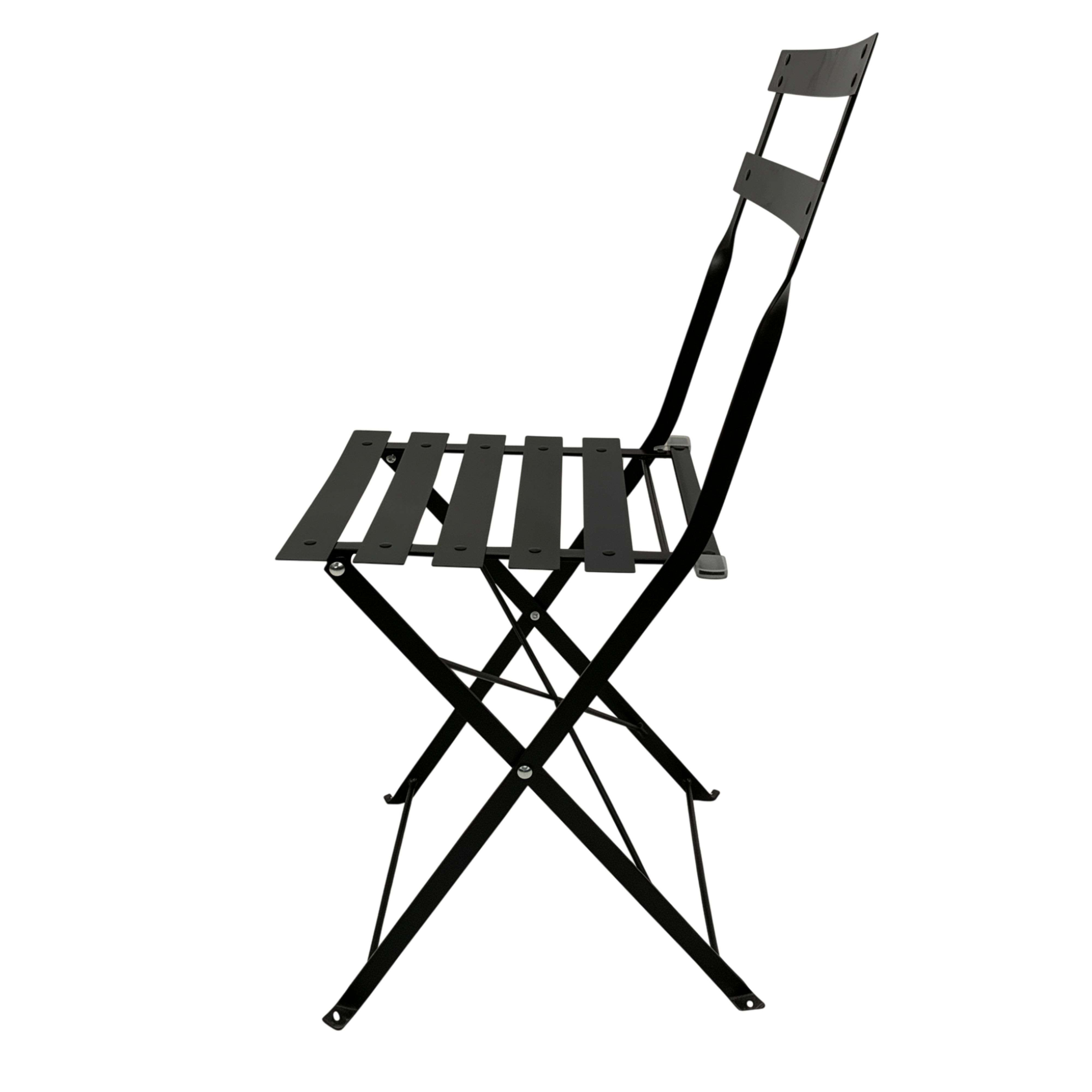 Silla plegable de metal negro con asiento y respaldo de listones.