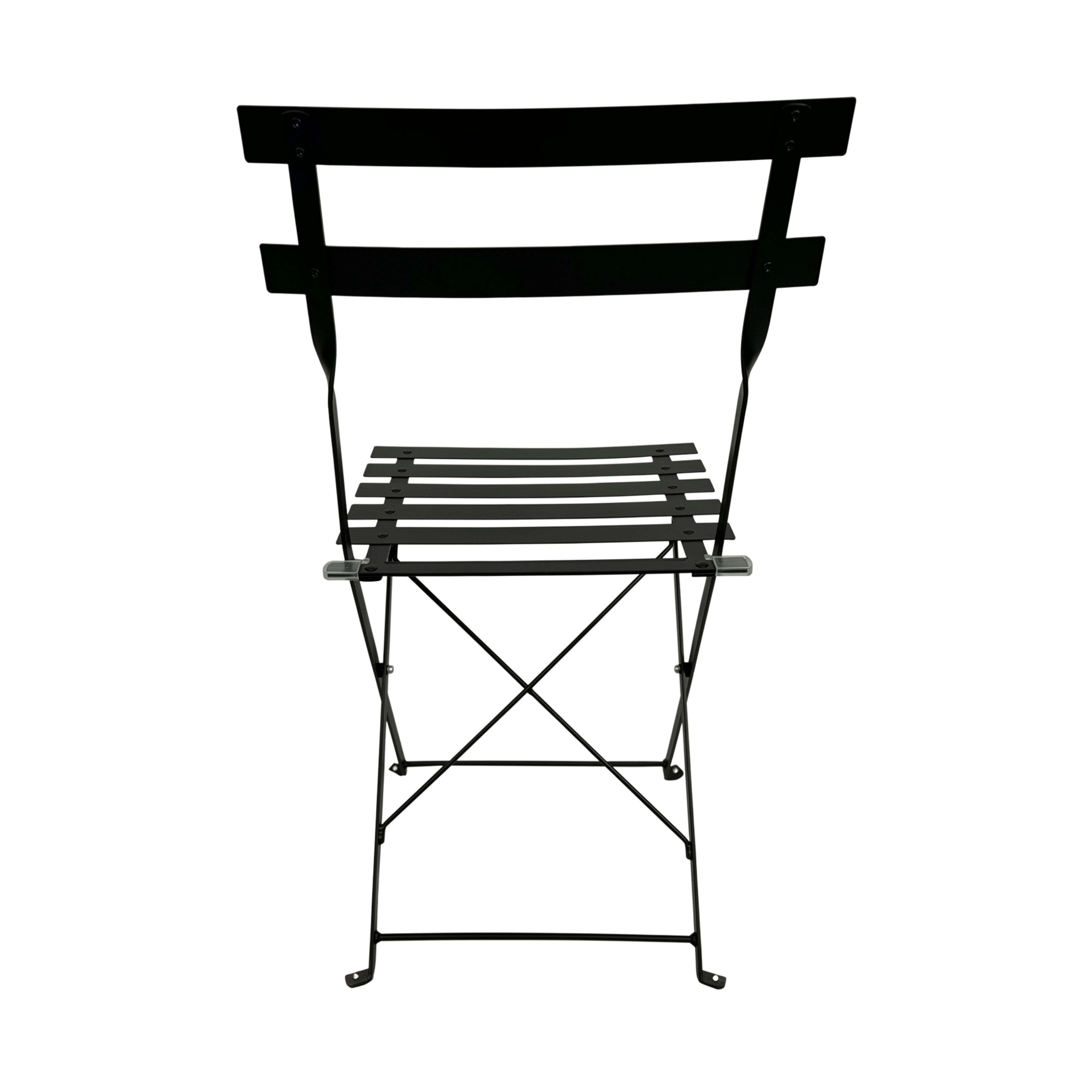 Silla plegable de metal negra con asiento y respaldo de listones.