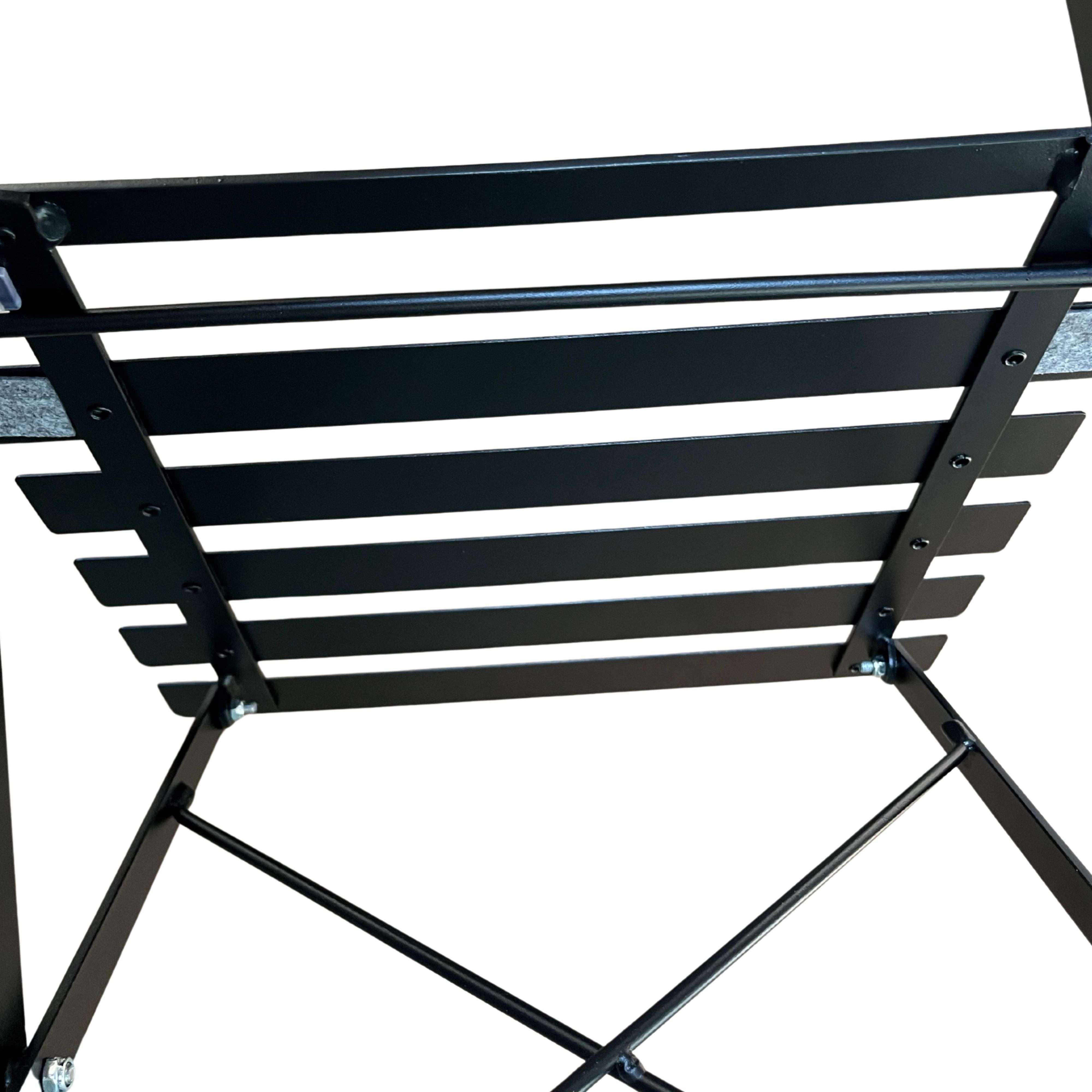 Parte inferior de una silla de metal negra con listones y patas.