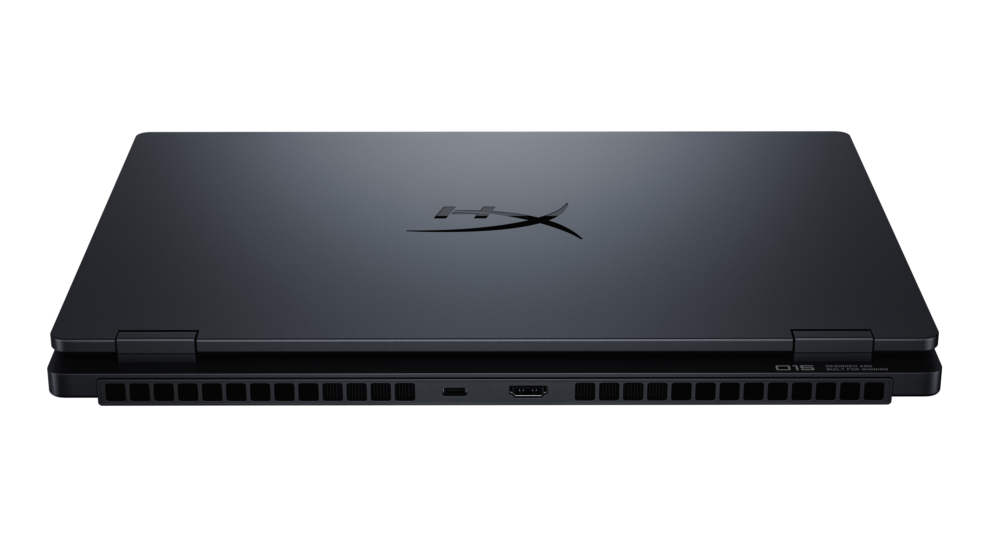 Laptop nero chiuso con logo argentato sul coperchio e prese d'aria e porte sul lato.