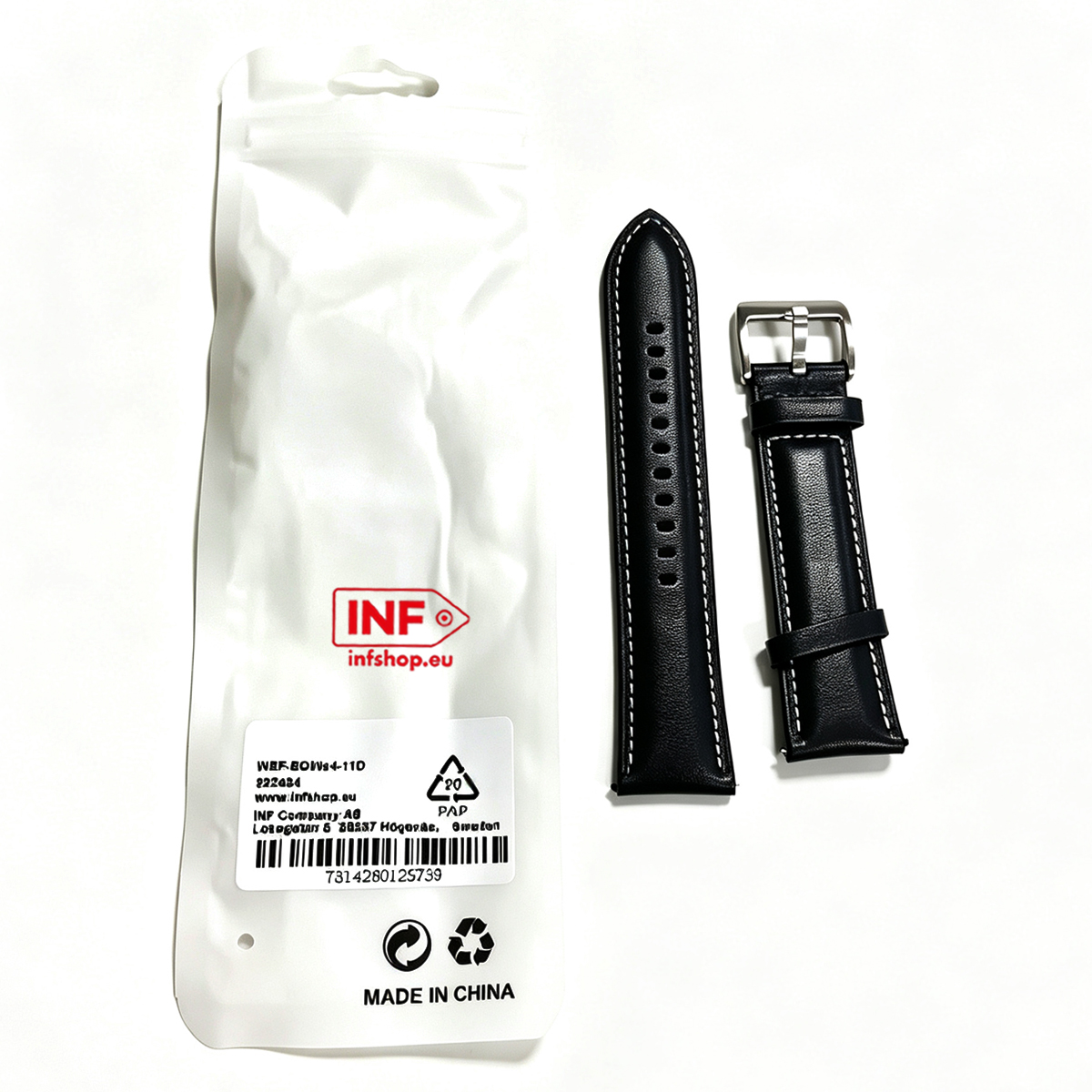 Cinturino in pelle nera con cuciture bianche e fibbia argentata, accanto alla confezione.