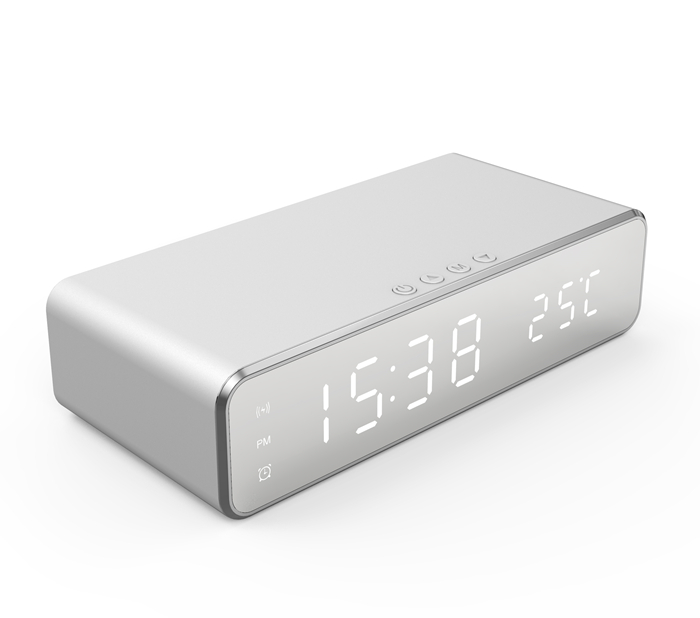 Een zilveren digitale wekker toont 15:38 en 25°C. Bovenop zitten knoppen.
