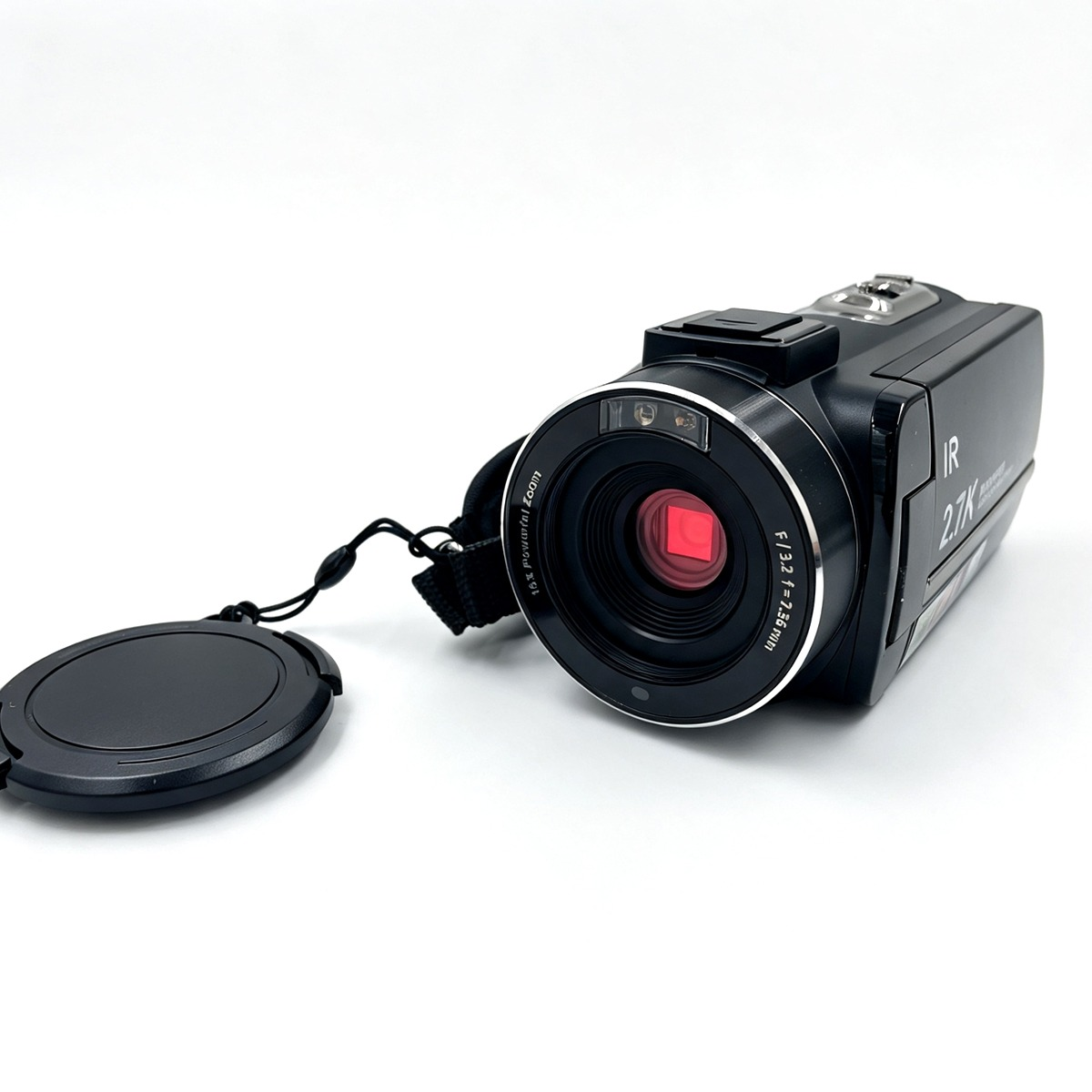 Videocamera nera con copriobiettivo su sfondo bianco.