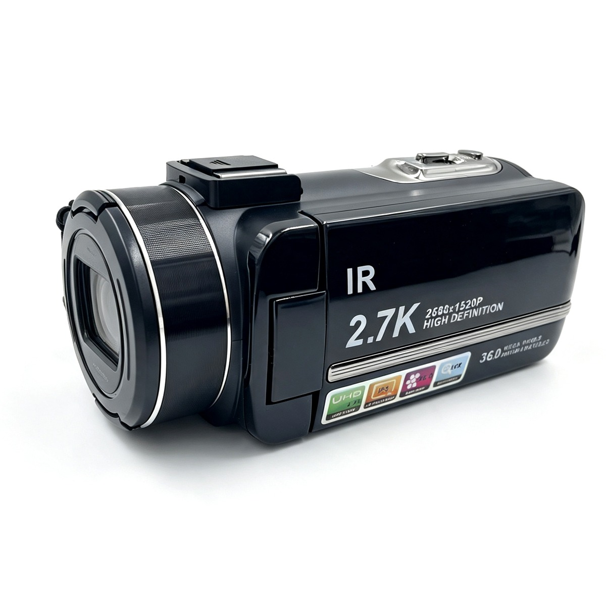 Videocamera HD nera 2,7K con funzione IR e accenti argentati su sfondo bianco.