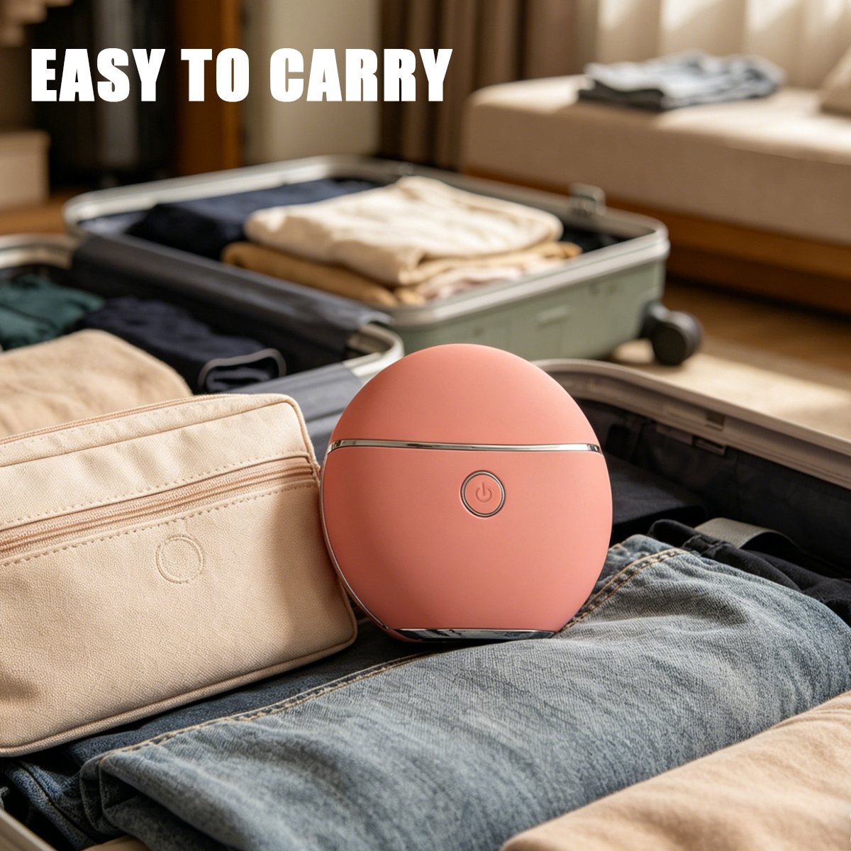 Un oggetto rosa a forma di uovo con pulsante di accensione è accanto a una trousse da toilette in una valigia.