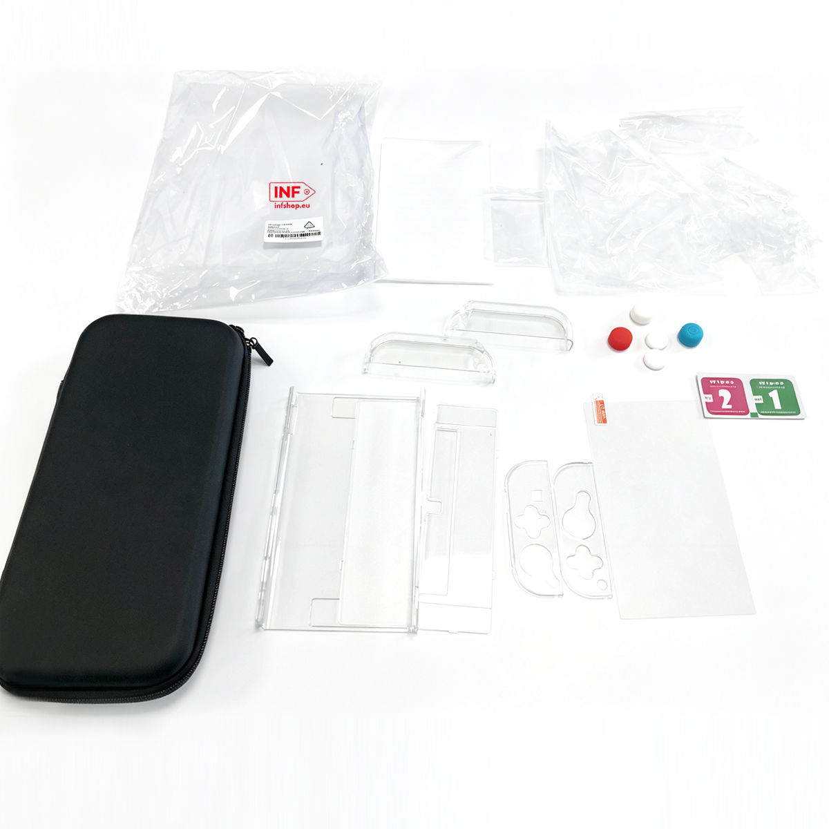 Una custodia nera, varie coperture protettive trasparenti e accessori per un Nintendo Switch.
