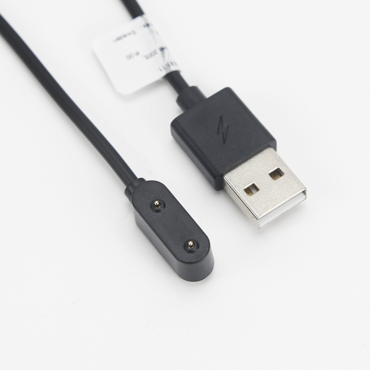 Cavo di ricarica USB nero con connettore magnetico su sfondo bianco.