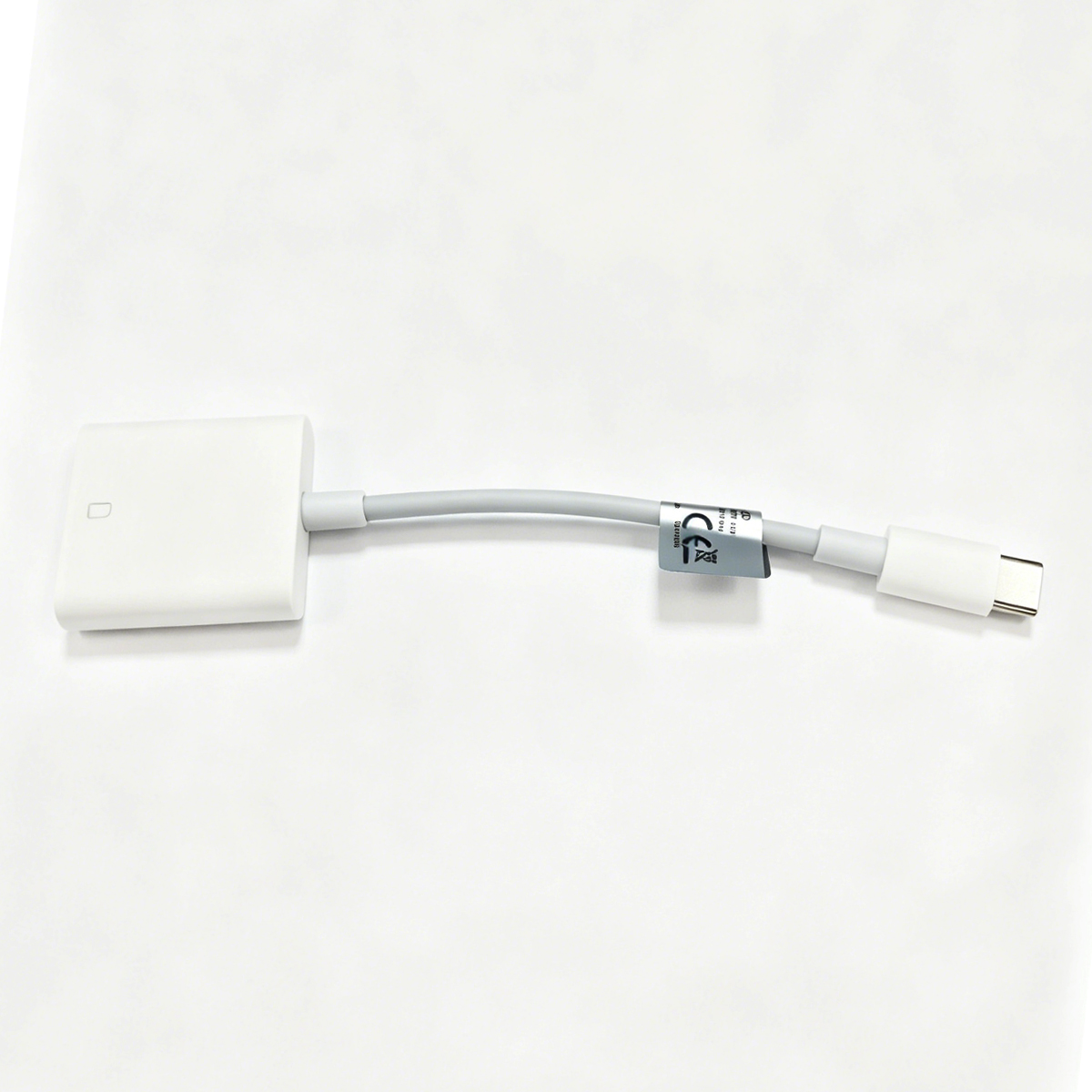 Adattatore bianco con cavo USB-C e marchio CE