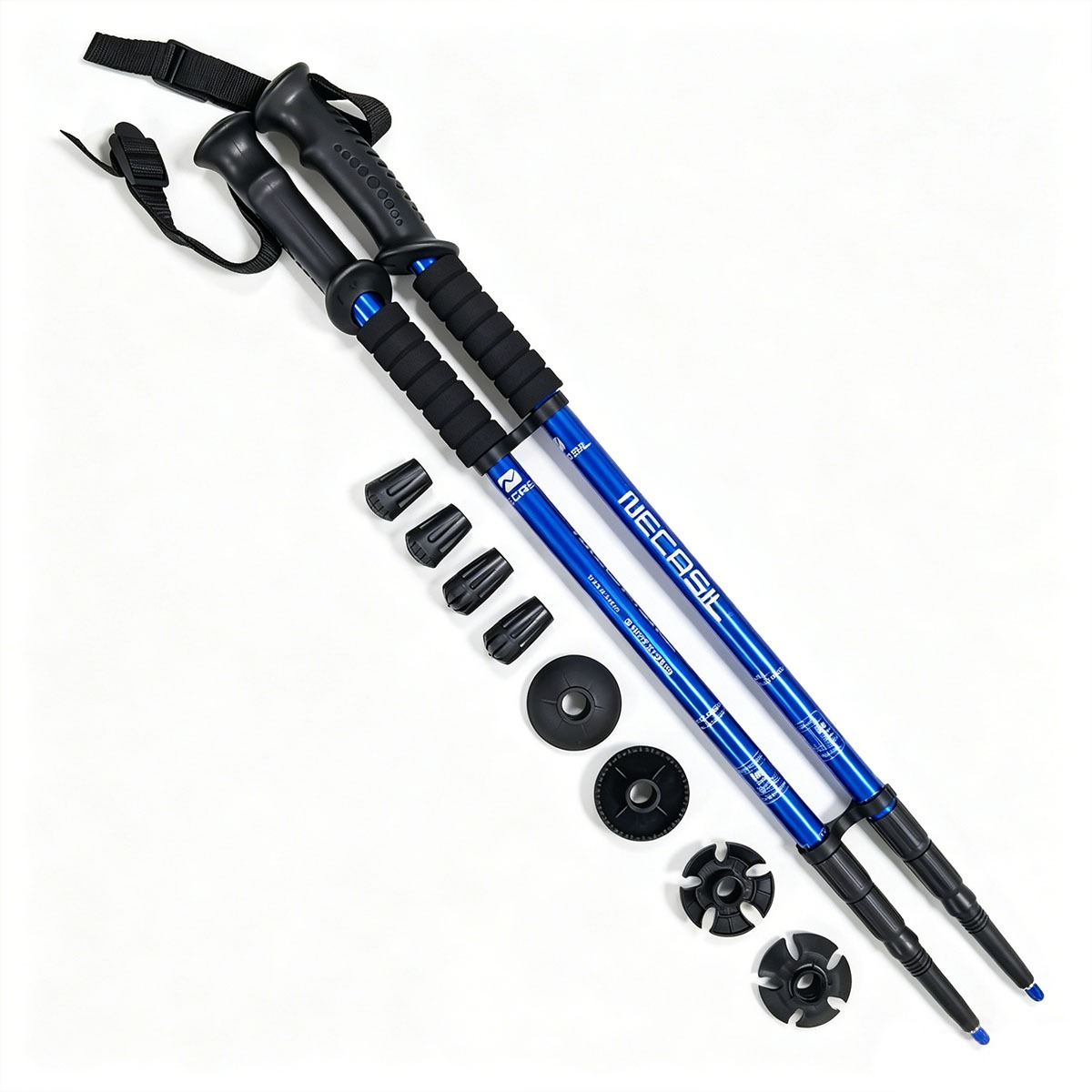 Due bastoncini da trekking blu con manici neri e accessori su sfondo bianco.