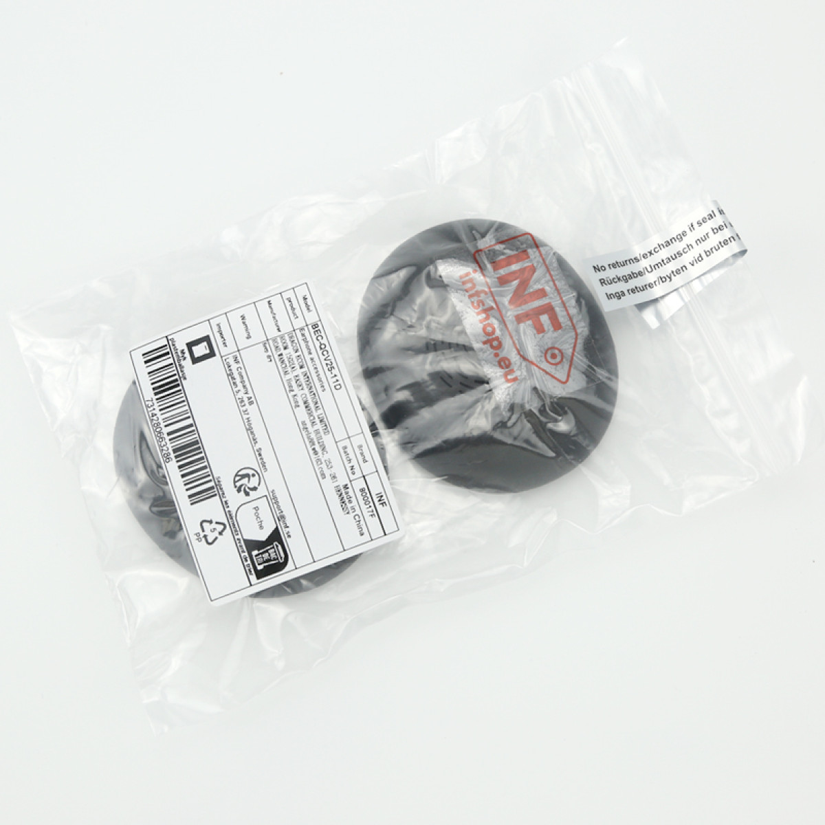 Due accessori per auricolari neri in un sacchetto di plastica trasparente con etichette.