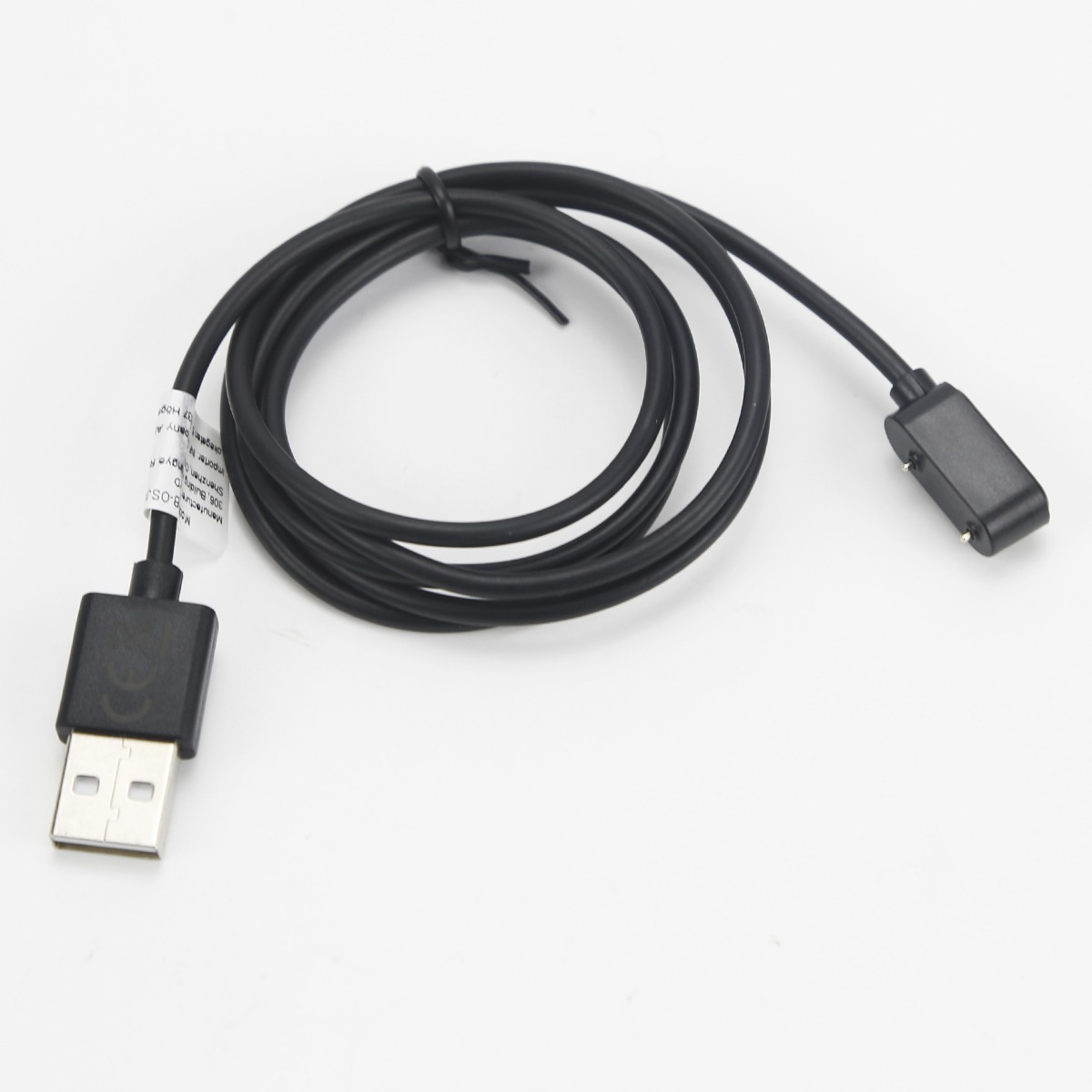 Un cavo di ricarica USB nero con connettore USB-A e un'estremità di ricarica magnetica.
