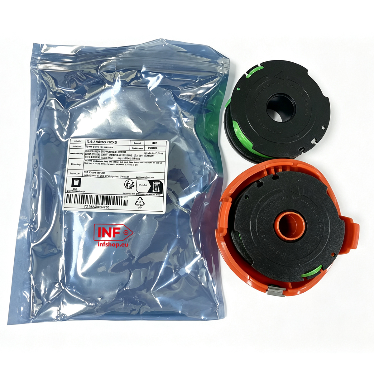 Verpackte und unverpackte Spulen für einen Rasentrimmer auf weißem Hintergrund.
