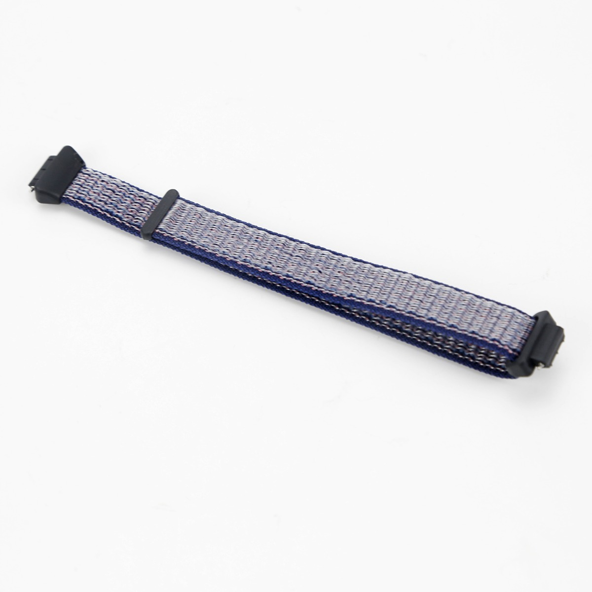 Un cinturino per orologio in tessuto blu con connettori neri su sfondo bianco.