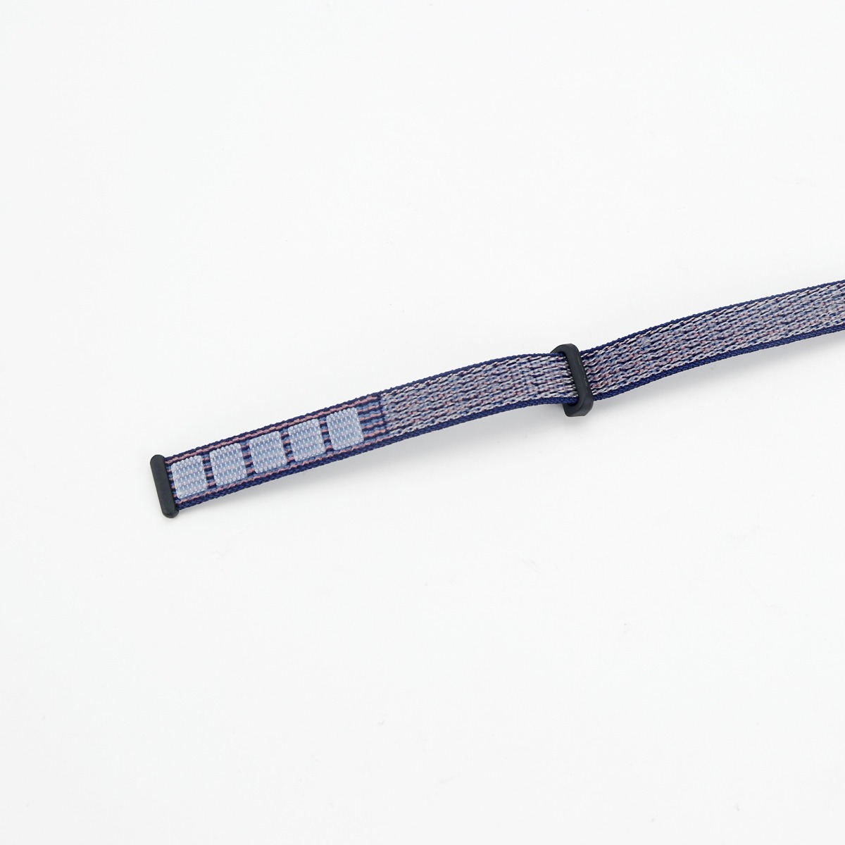 Un cinturino in tessuto blu con clip nero e accenti a quadri su sfondo bianco.