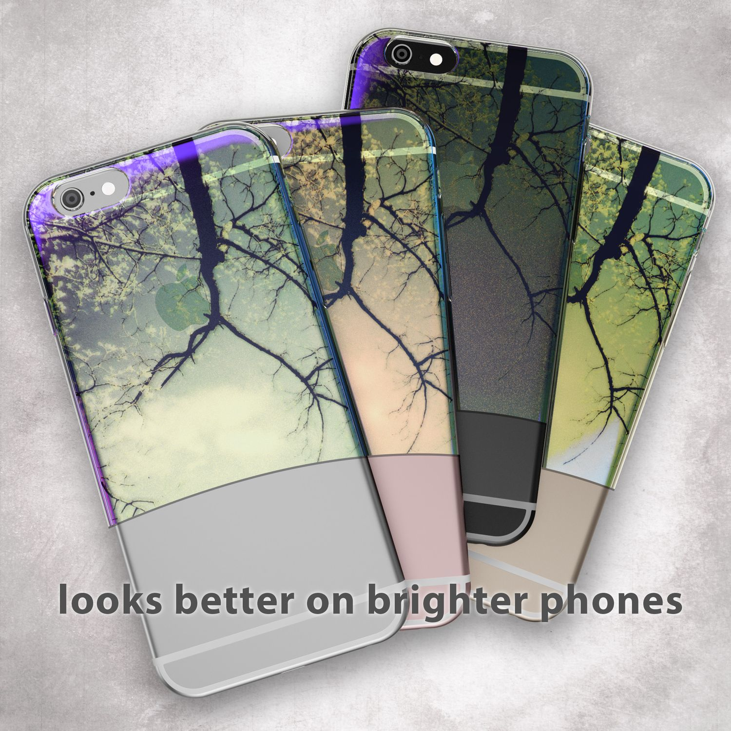 Vier Handyhüllen mit Baum-Design auf einem grauen Hintergrund.