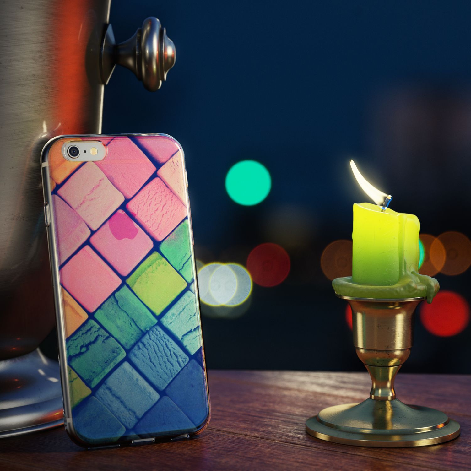 Ein bunter Handyhülle neben einer Kerze auf einem Holztisch, Bokeh-Hintergrund.