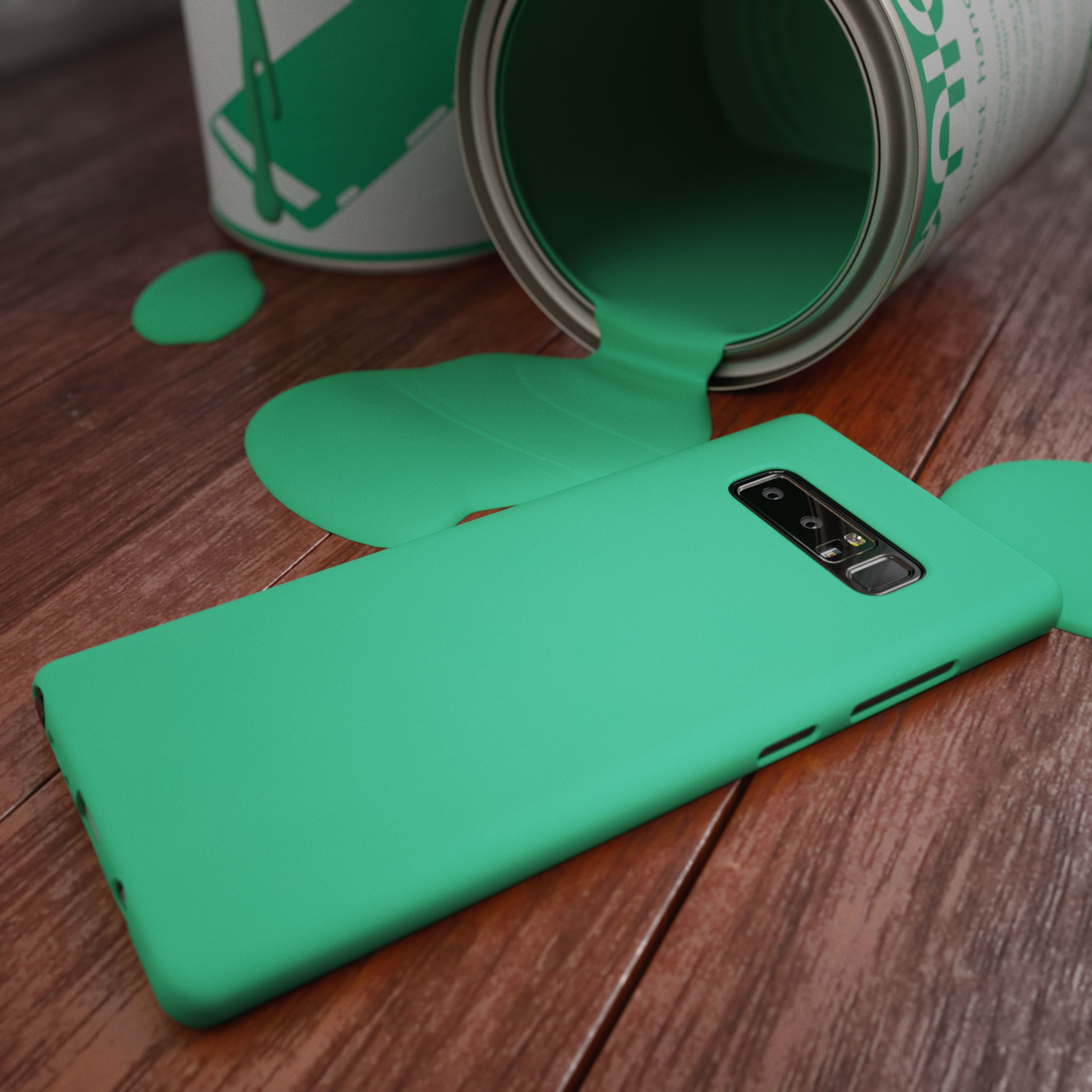 Ein grüner Farbeimer ist umgekippt und verschüttet Farbe auf ein Smartphone.