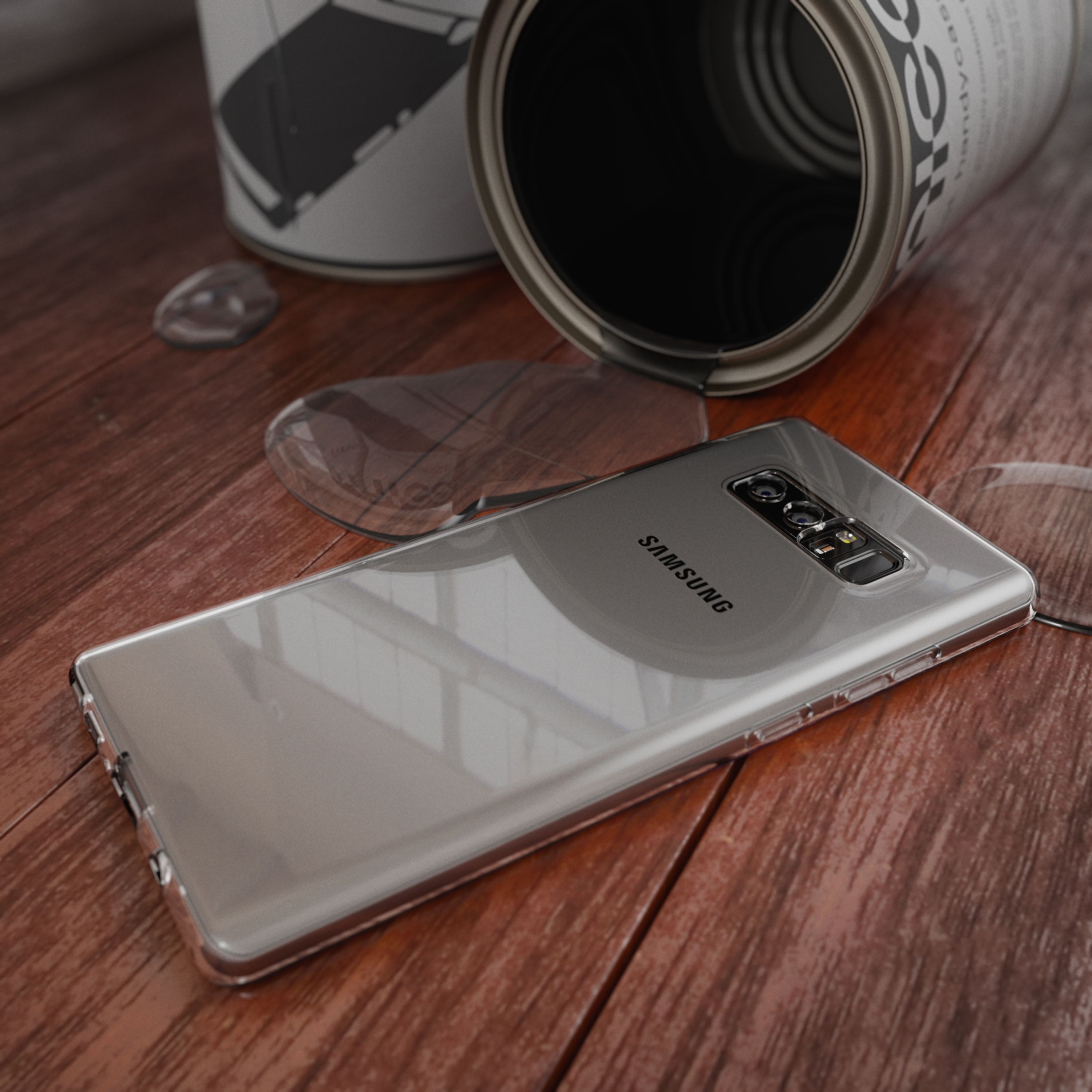 Ein Smartphone liegt auf einem Holztisch neben einer umgekippten Dose. Flüssigkeit ist ausgelaufen.