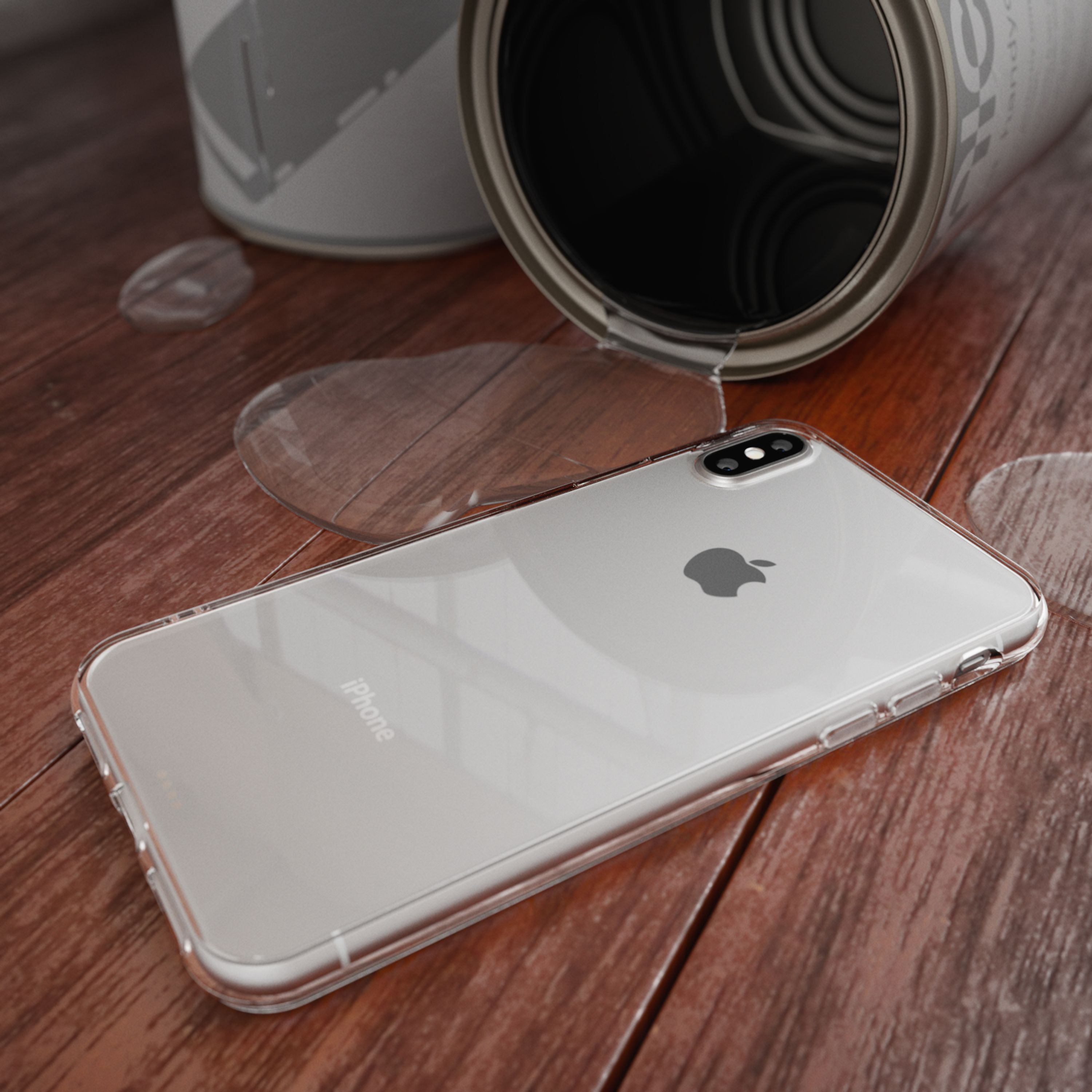 Ein iPhone liegt auf einem Holztisch neben einer umgestürzten Dose mit ausgelaufener Flüssigkeit.