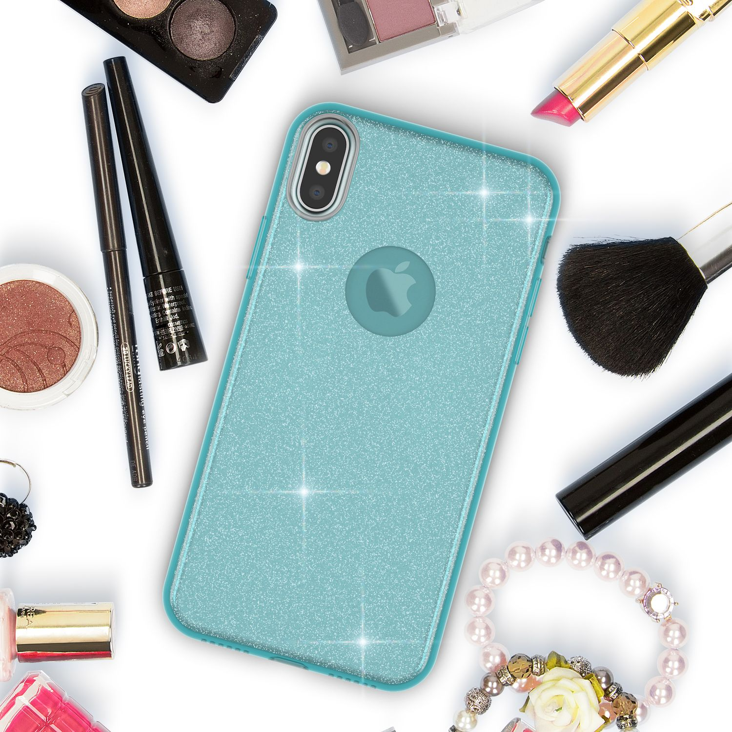 Türkis glitzernde Handyhülle umgeben von Make-up-Produkten.