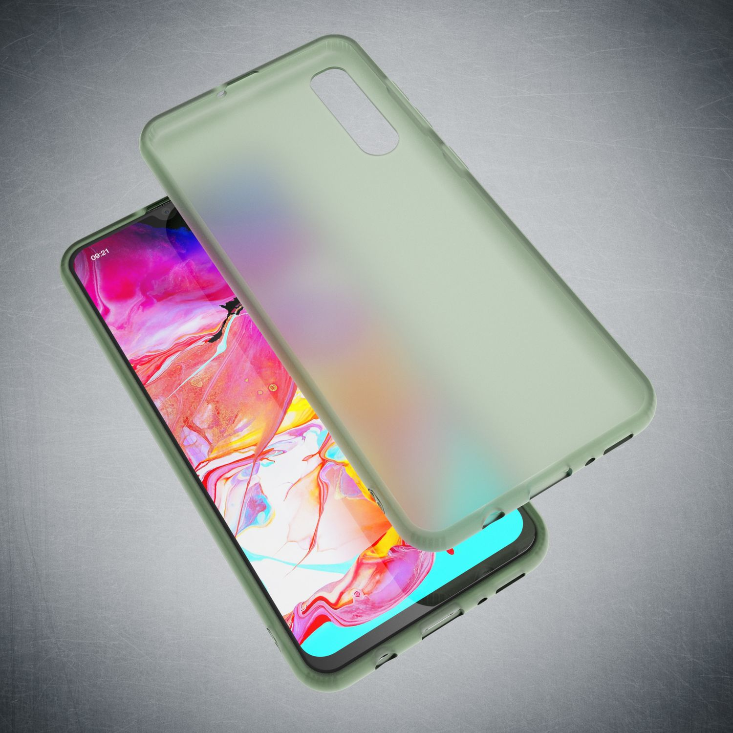 Eine grüne Handyhülle liegt auf einem Smartphone mit farbigem Bildschirm.