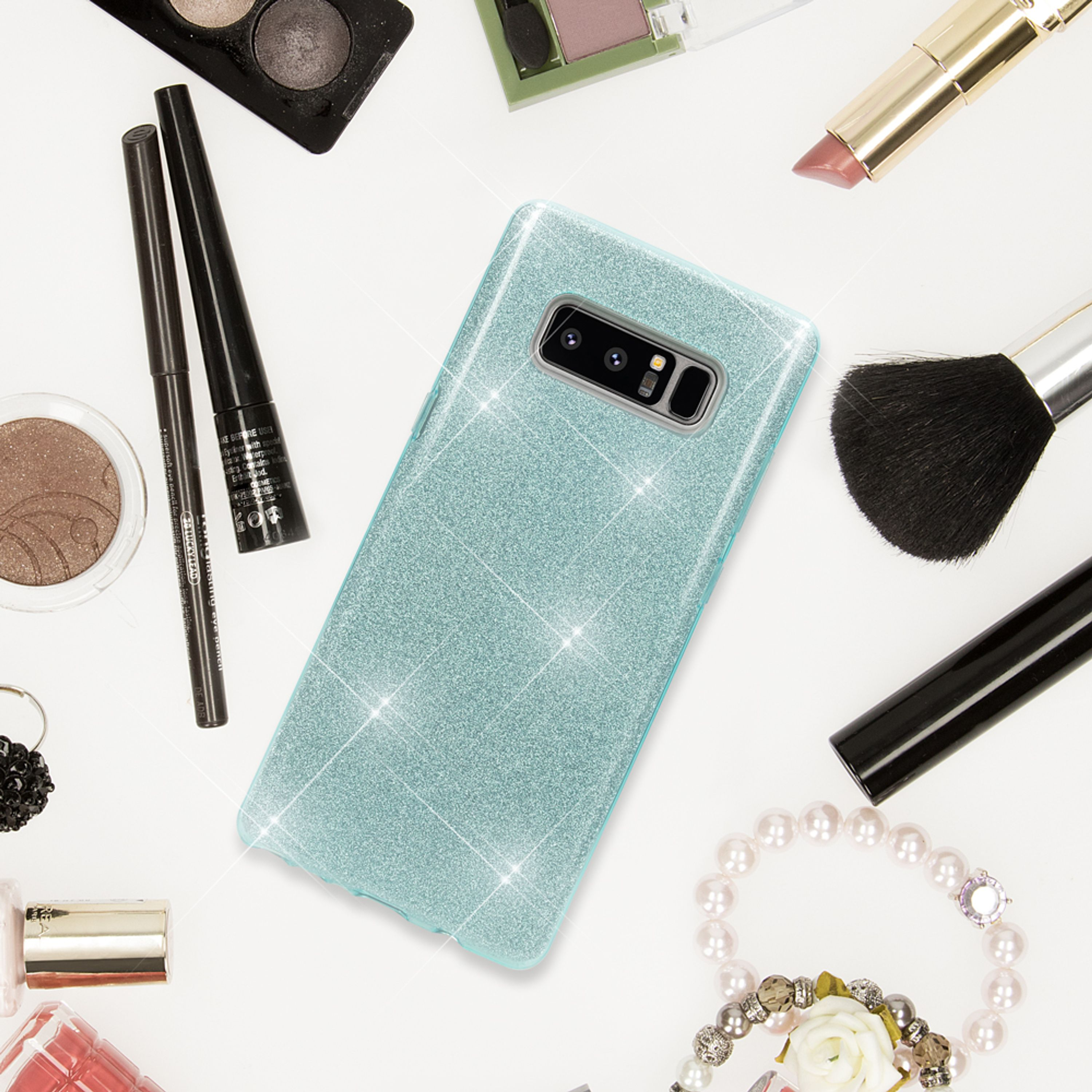 Ein glitzerndes hellblaues Handyhülle mit Kosmetikartikeln.