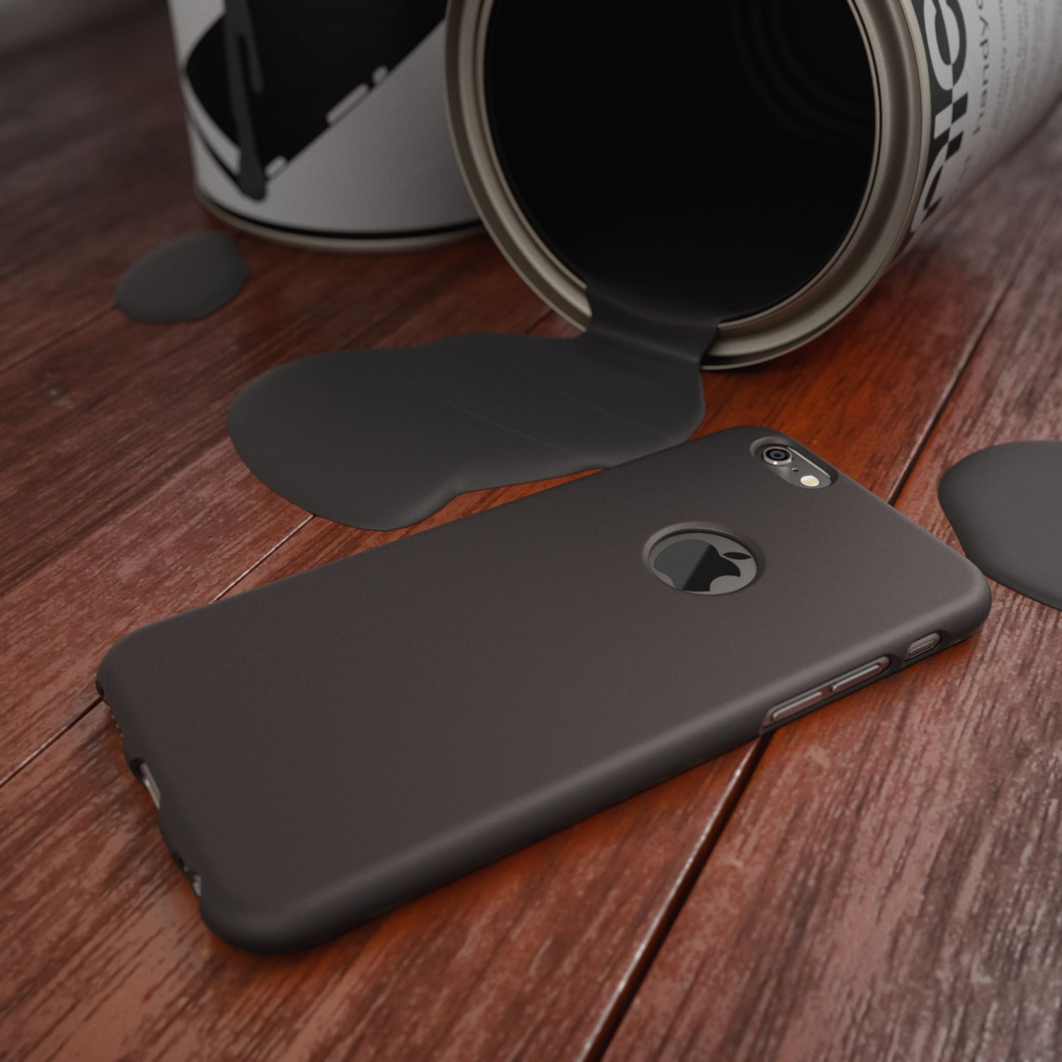 Ein schwarzes iPhone-Case liegt auf einem Holztisch neben einer umgekippten Dose mit schwarzer Farbe.