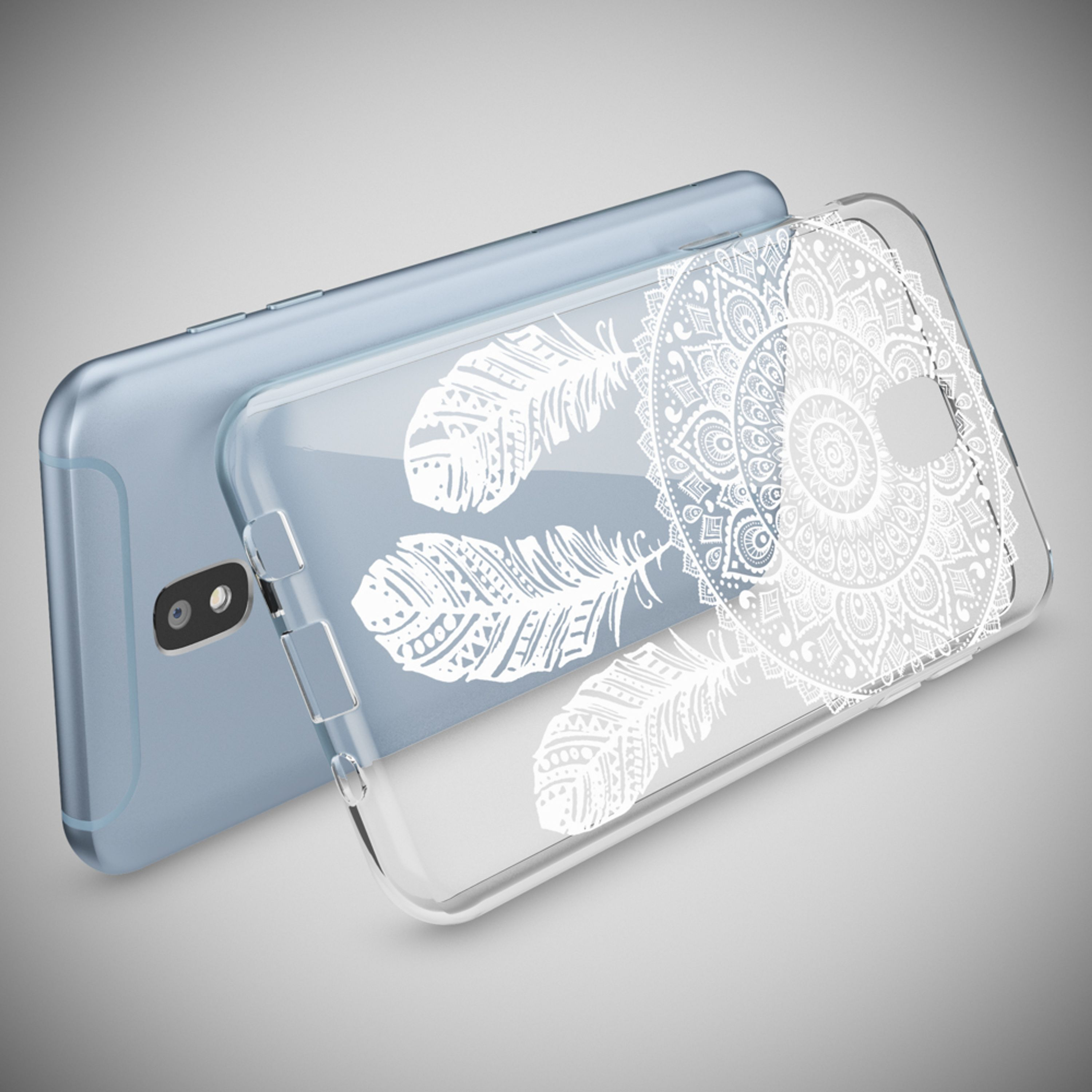 Ein hellblaues Handy mit einer durchsichtigen Hülle mit weißen Feder- und Mandala-Designs.