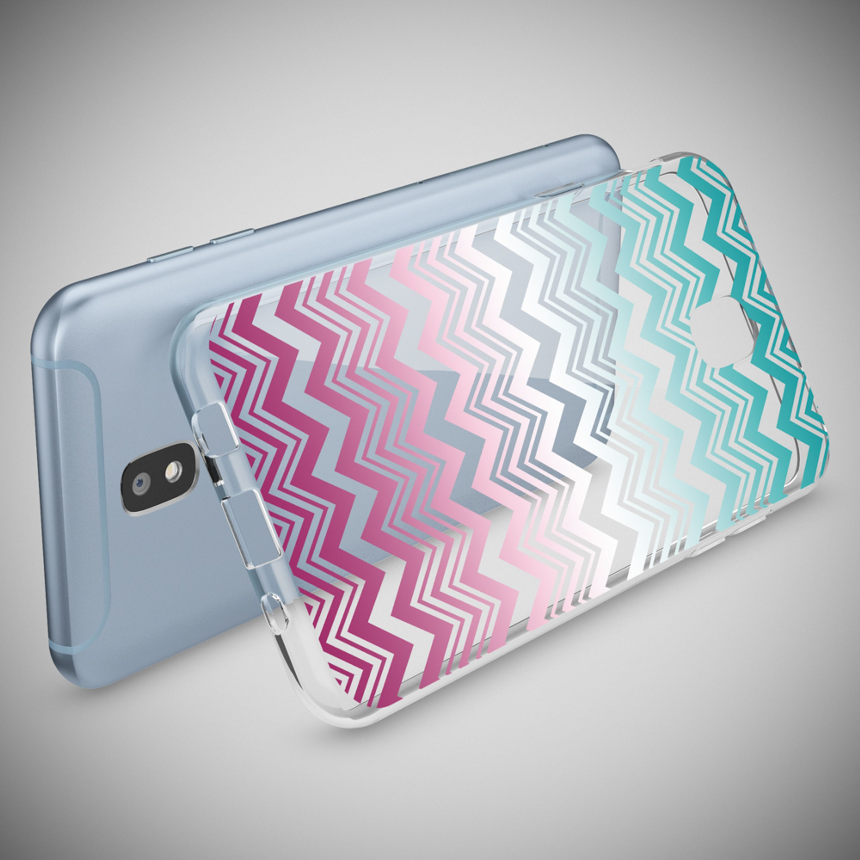 Ein hellblaues Smartphone mit einer durchsichtigen Hülle mit Zickzackmuster in Pink und Türkis.