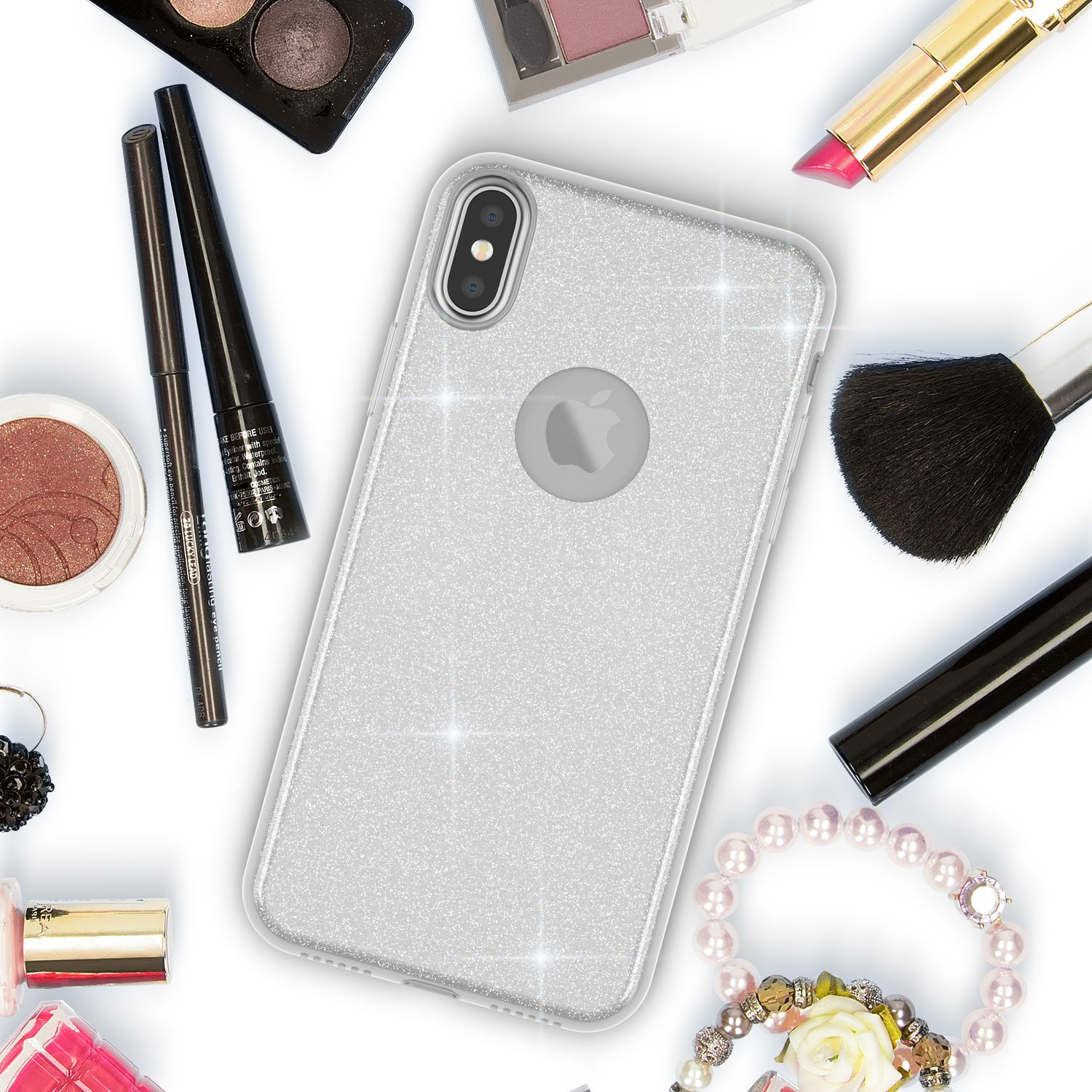 Glitzernde Handyhülle mit Make-up-Artikeln und Schmuck auf weißem Hintergrund.
