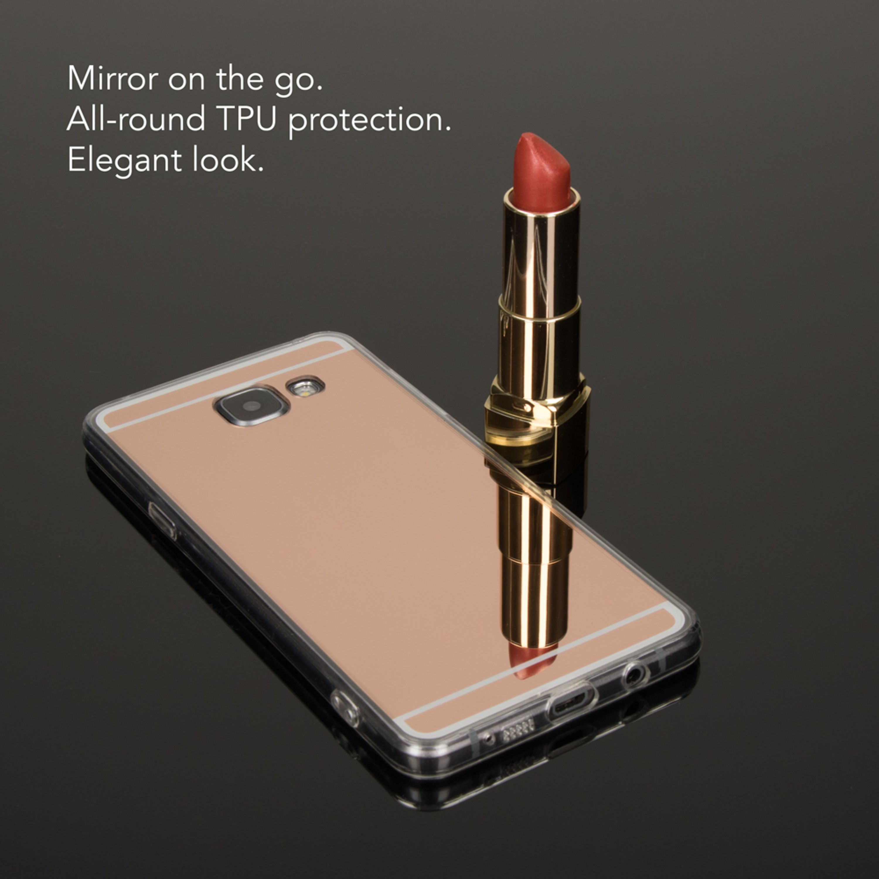 Ein roségoldenes Smartphone mit spiegelnder Rückseite neben einem Lippenstift.