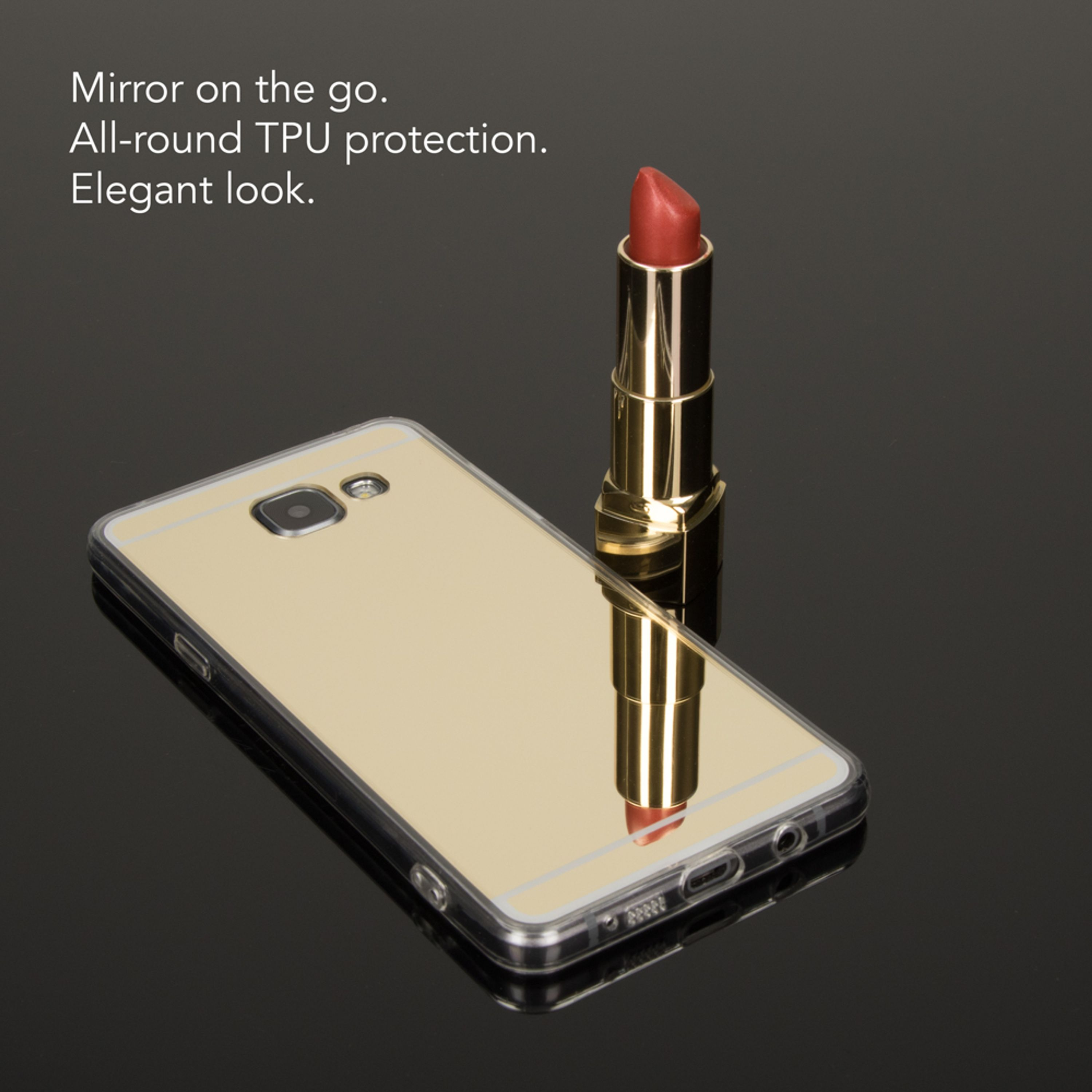 Goldene Handyhülle spiegelt Lippenstift. Dunkler Hintergrund.