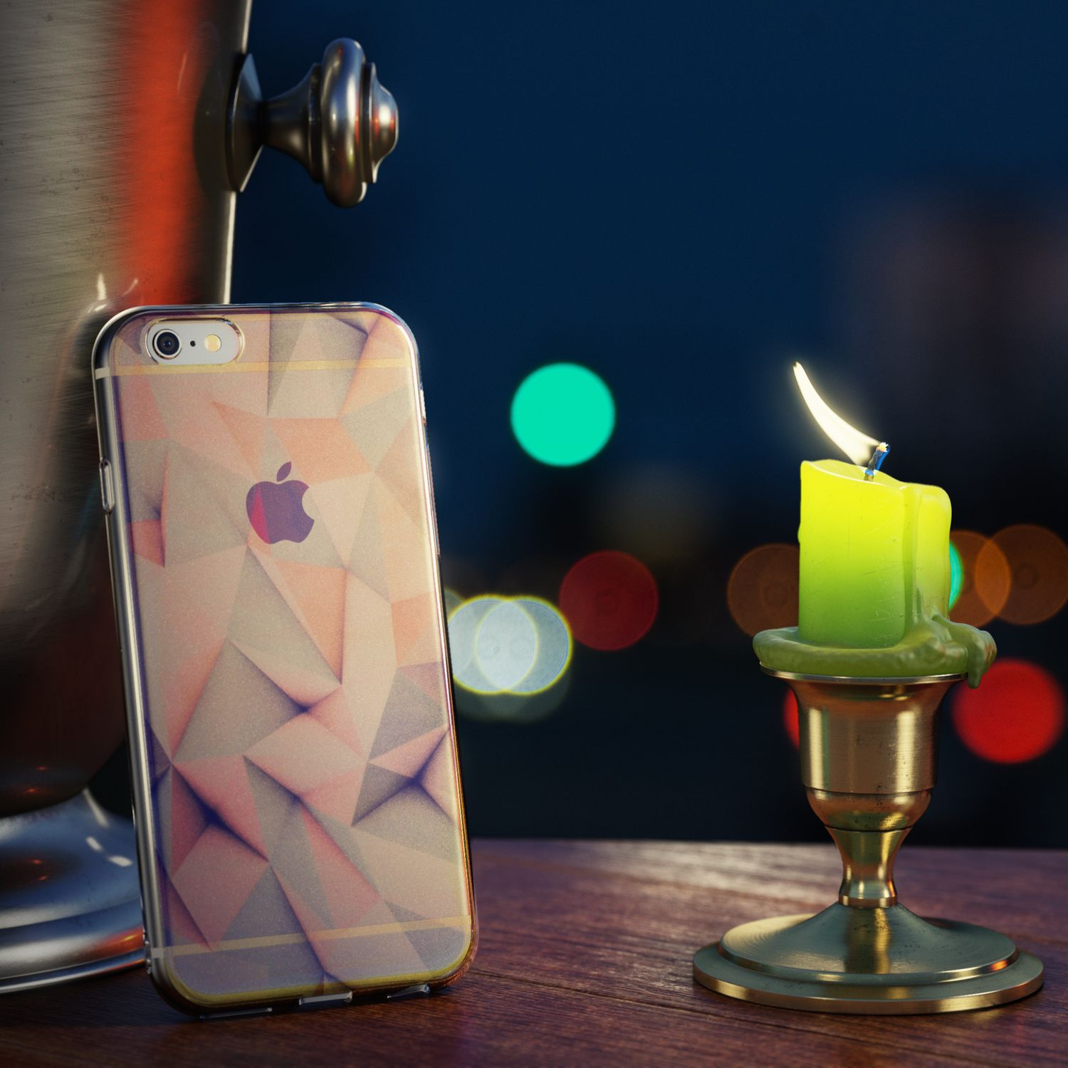 Ein Handy mit geometrischem Case neben einer beleuchteten grünen Kerze im Messinghalter. Bokeh-Lichter im Hintergrund.