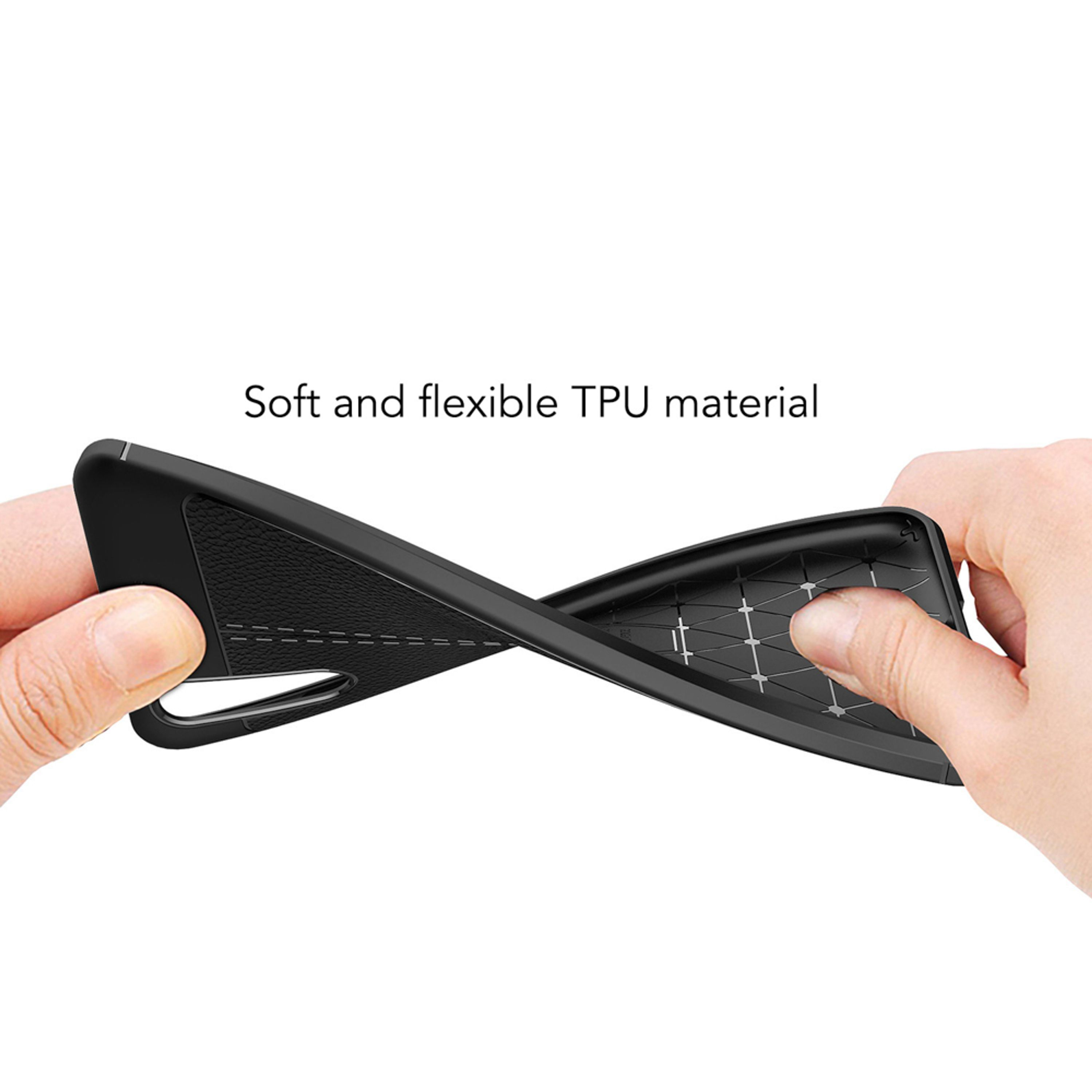 Schwarze, flexible TPU-Handyhülle wird von Händen gehalten und gebogen.