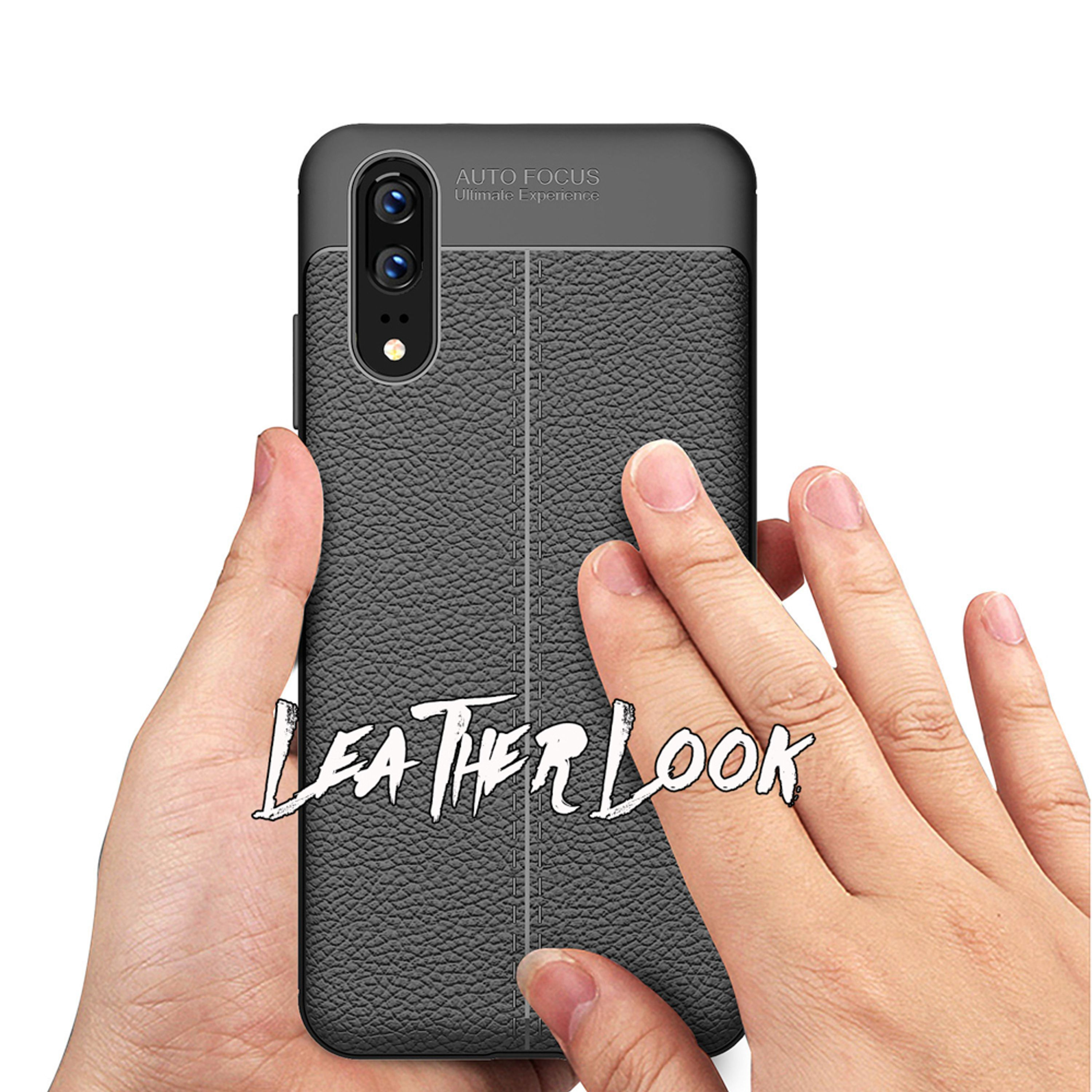 Hände halten ein schwarzes Handy mit Lederoptik-Hülle und Nähten.