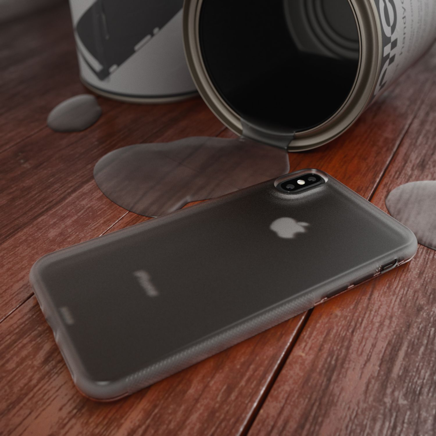 Ein dunkles iPhone in einer durchsichtigen Hülle liegt neben einer umgekippten Dose dunkler Farbe auf einem Holztisch.