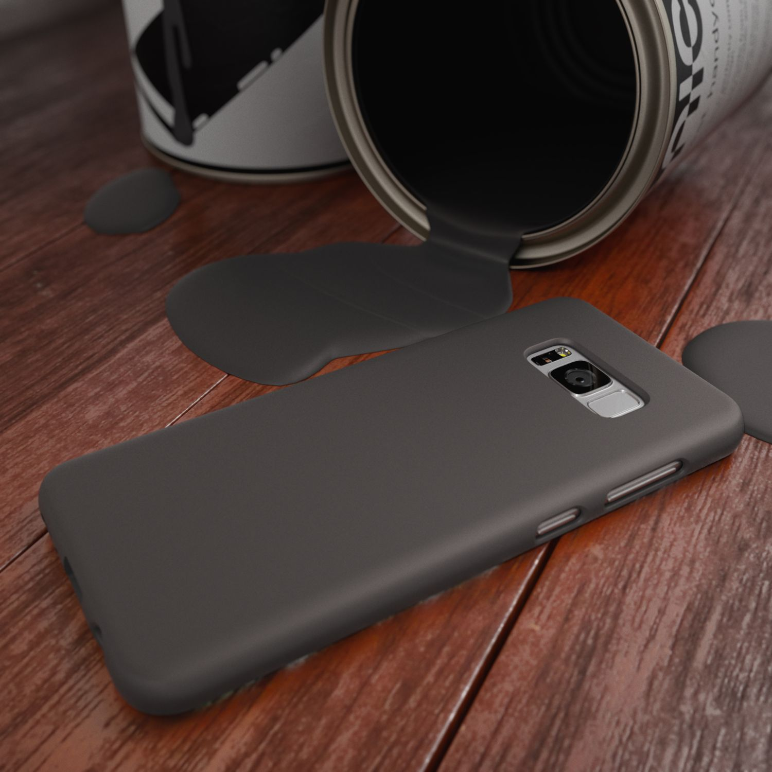 Ein dunkles Smartphone liegt auf Holzdielen neben einer umgekippten Farb dose, aus der graue Farbe fließt.